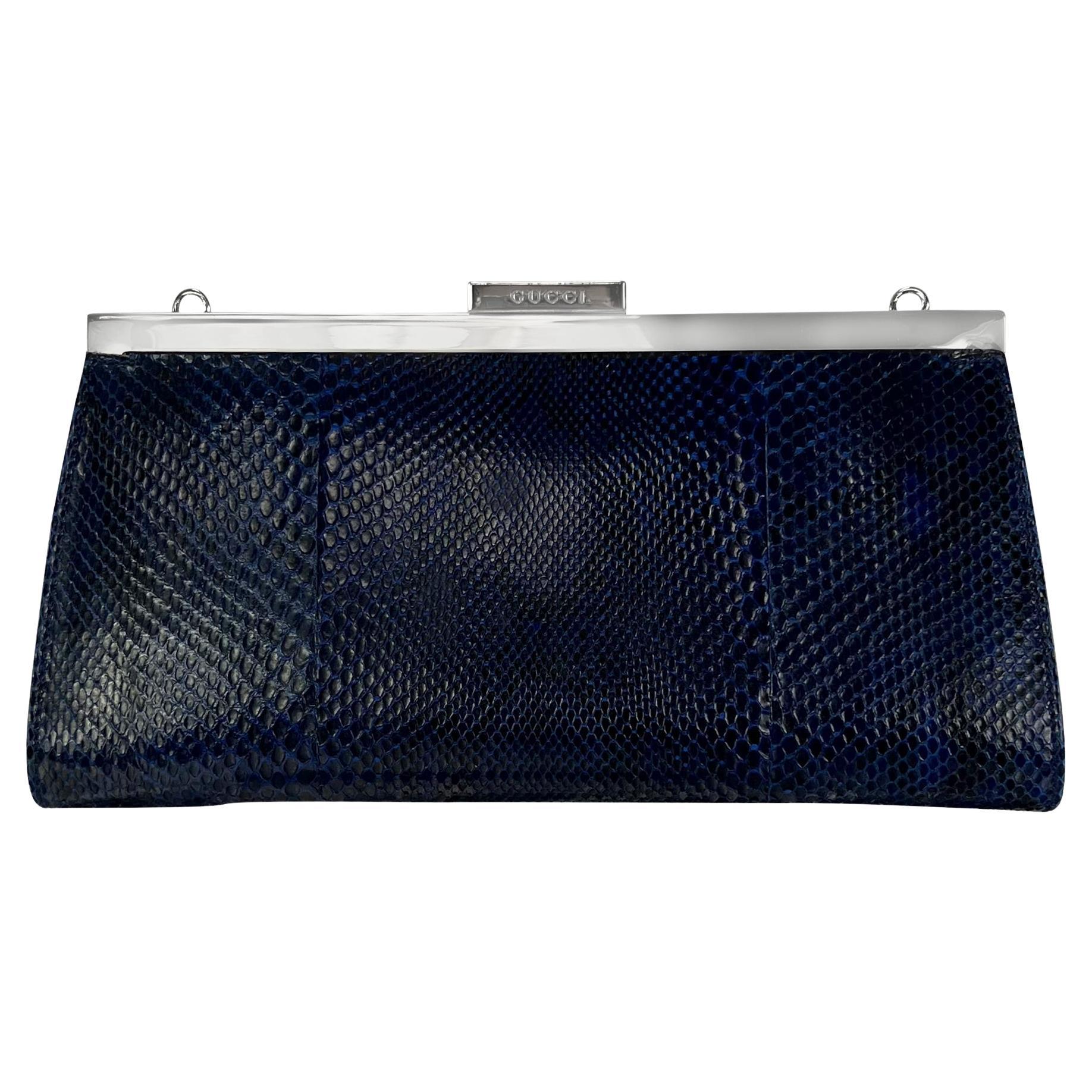 P/E 1996 Gucci by Tom Ford Pochette a catena convertibile in pitone blu intenso in vendita