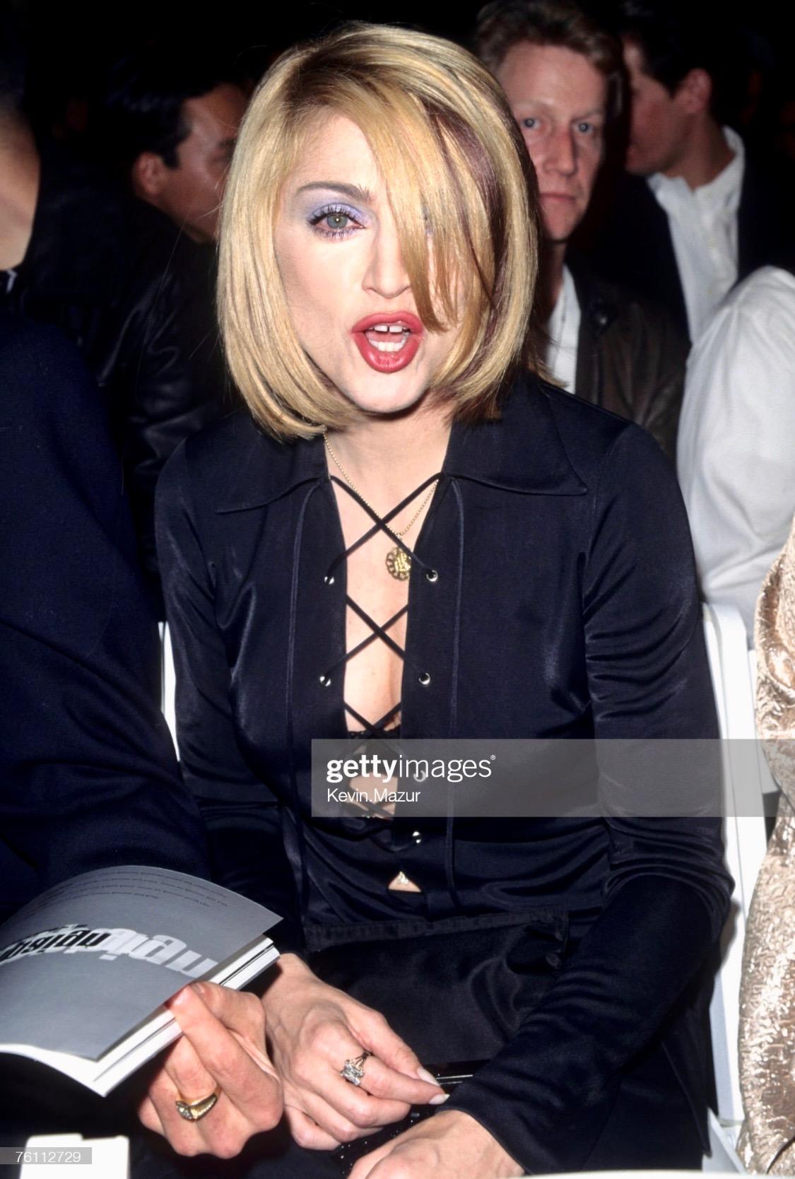 S/S 1996 Gucci by Tom Ford Madonna Ensemble jupe en viscose marine avec tunique à lacets VH1 en vente 8