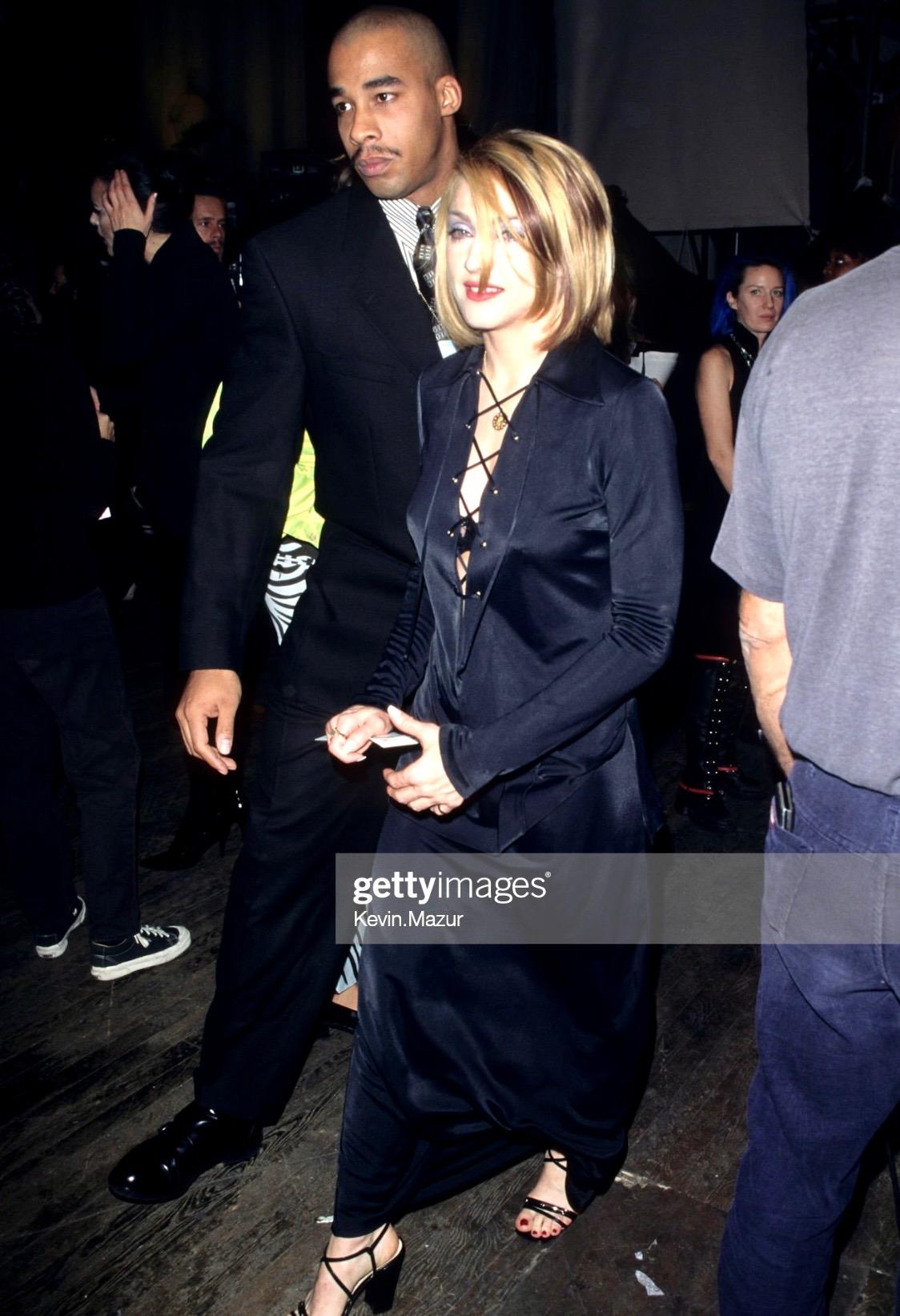 S/S 1996 Gucci by Tom Ford Madonna Ensemble jupe en viscose marine avec tunique à lacets VH1 en vente 3