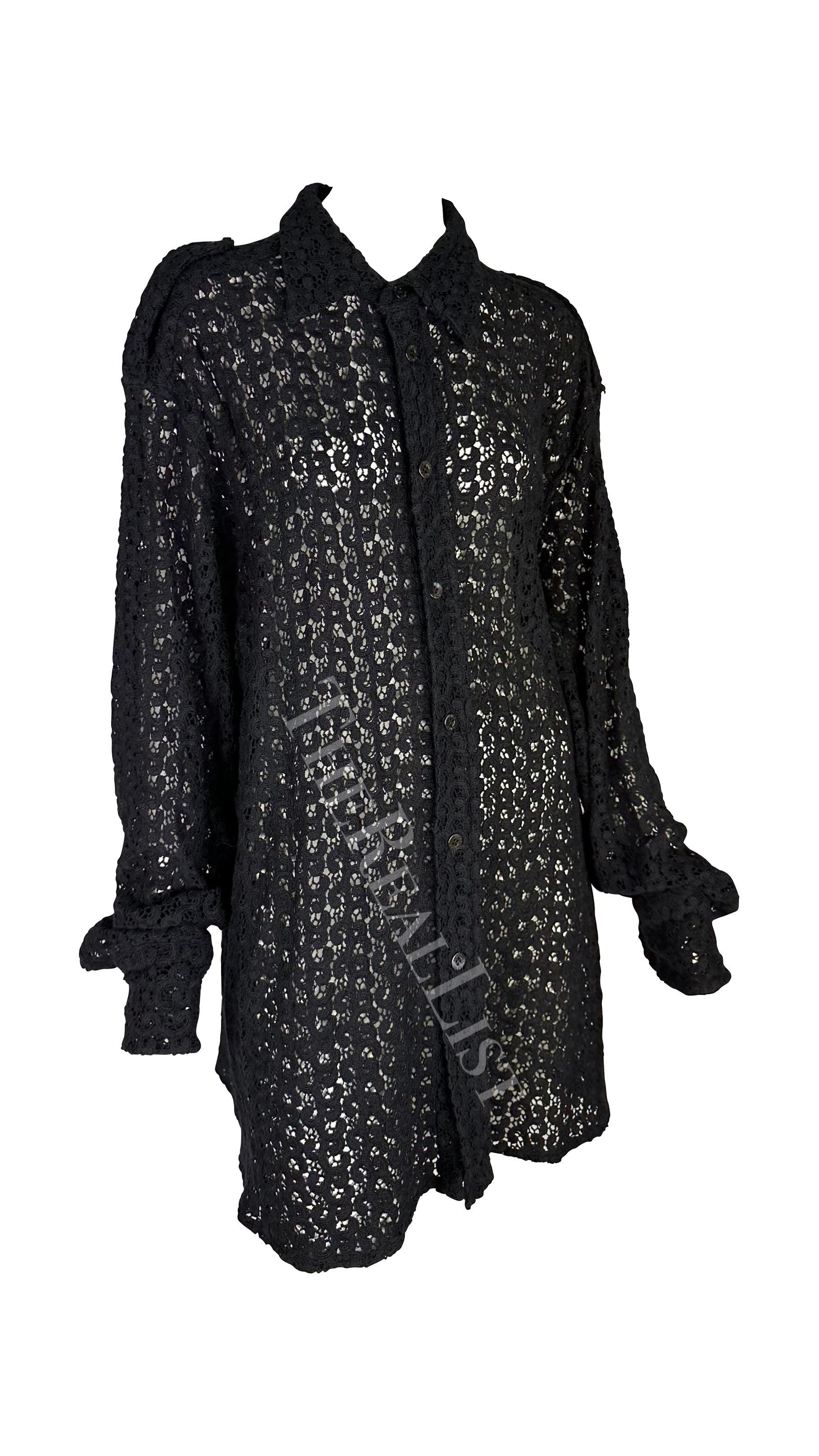 Wir präsentieren ein fabelhaftes schwarzes, gehäkeltes Gucci Hemd in Übergröße, entworfen von Tom Ford. Dieses Button-Down-Hemd aus der Frühjahr/Sommer-Kollektion 1996 ist vollständig aus einem komplizierten Strickmuster gefertigt und mit
