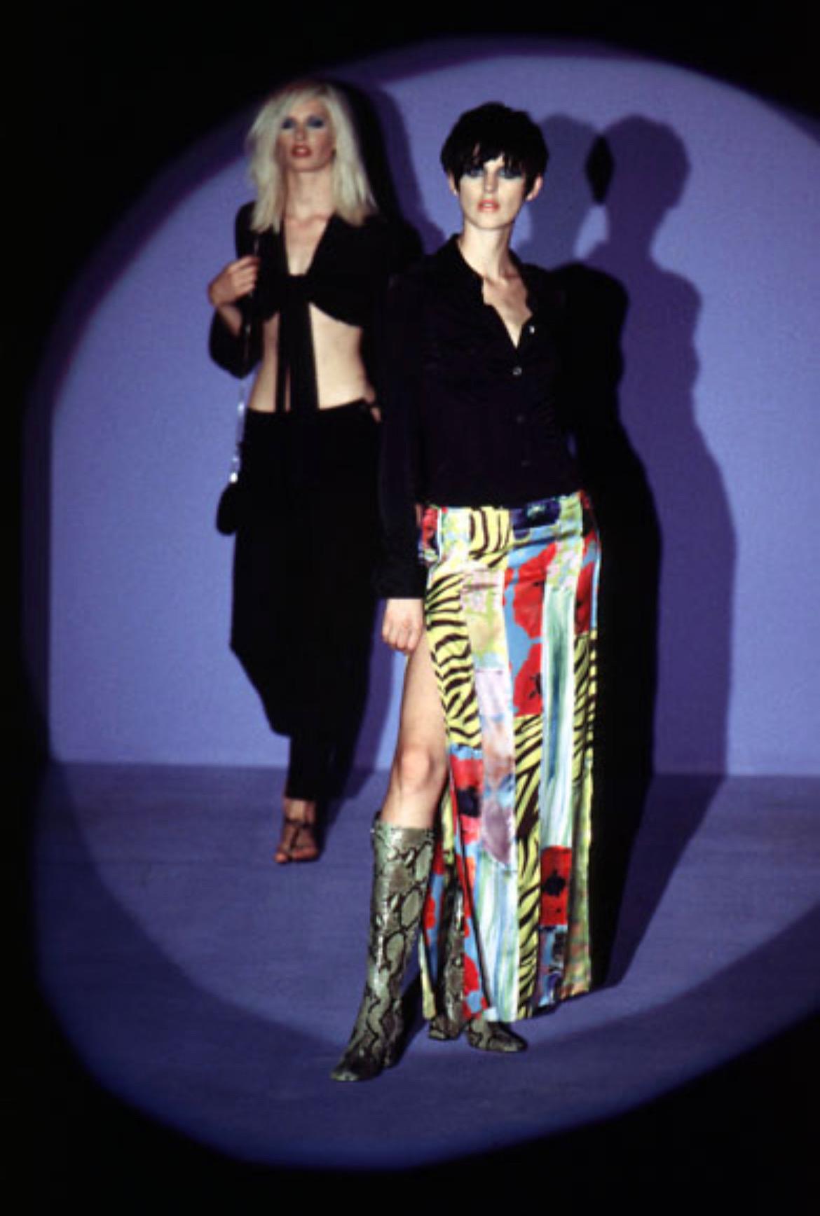 Donna P/E 1996 Gucci by Tom Ford Camicetta con bottoni in seta patchwork con stampa all'interno e all'esterno in vendita