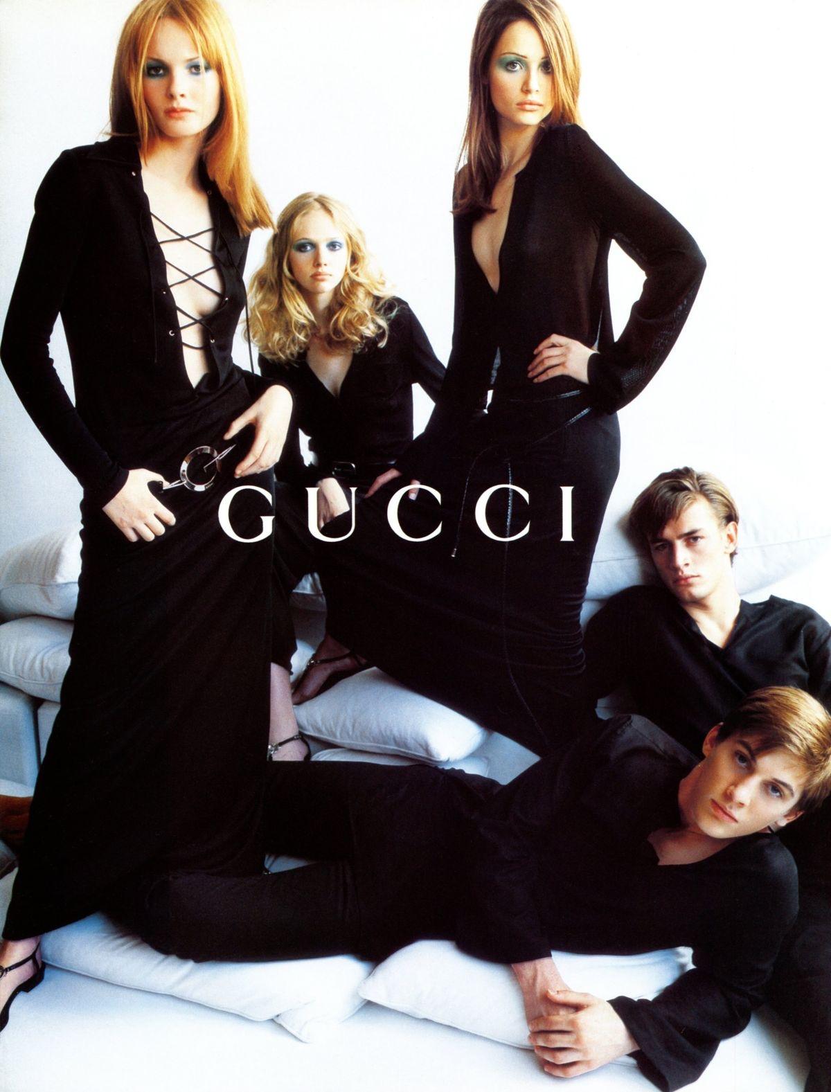 Dieser kultige Gucci-Gürtel, entworfen von Tom Ford, ist ein herausragendes Stück aus der Frühjahr/Sommer-Kollektion 1996. Mit einem schwarzen Lederarmband und einer großen runden silbernen 'G'-Schließe ausgestattet, feierte sie ihr Debüt auf dem