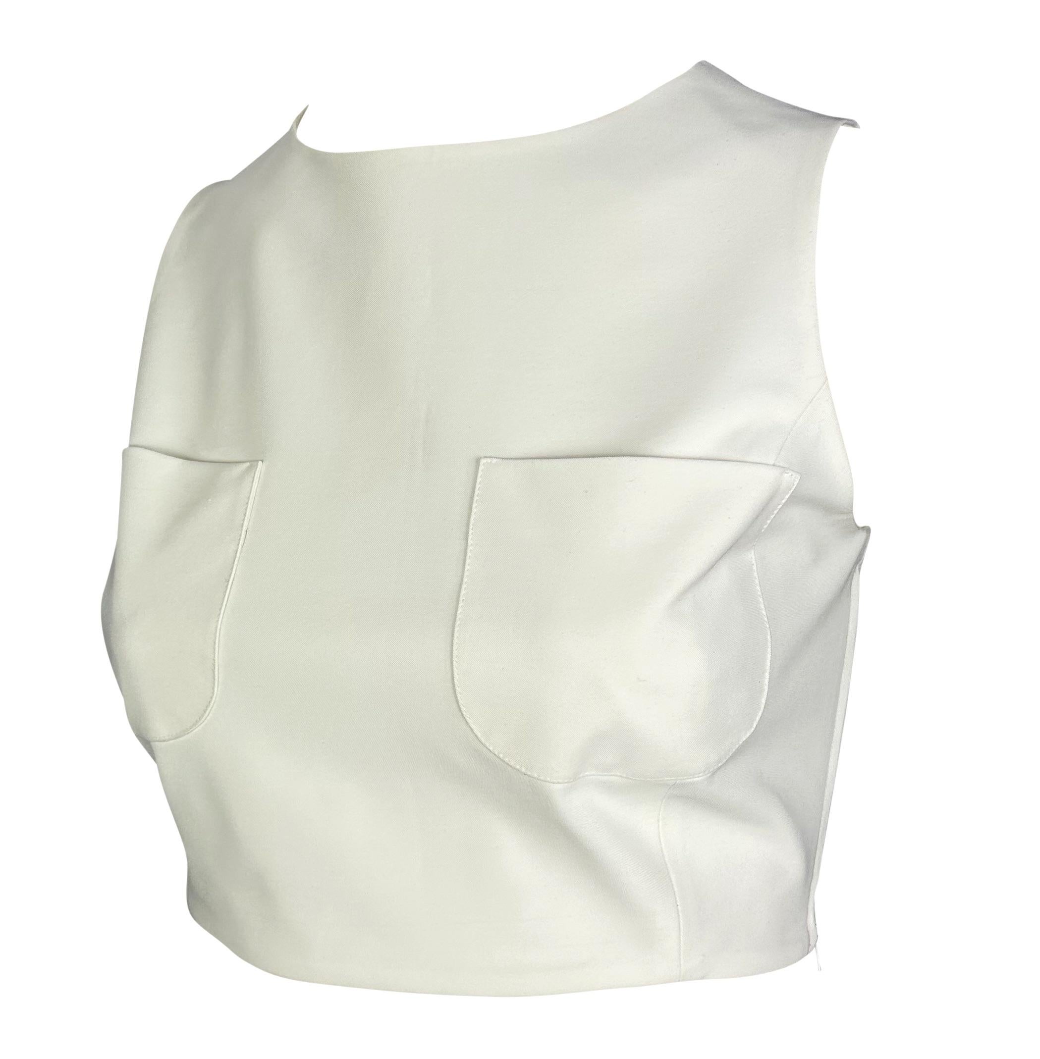 Ich präsentiere ein fabelhaftes weißes Gucci Crop Top, entworfen von Tom Ford. Dieses schicke ärmellose Crop-Top aus der Frühjahr/Sommer-Kollektion 1996 hat einen Rundhalsausschnitt und zwei Taschen im Brustbereich. Ergänzen Sie Ihre Garderobe mit