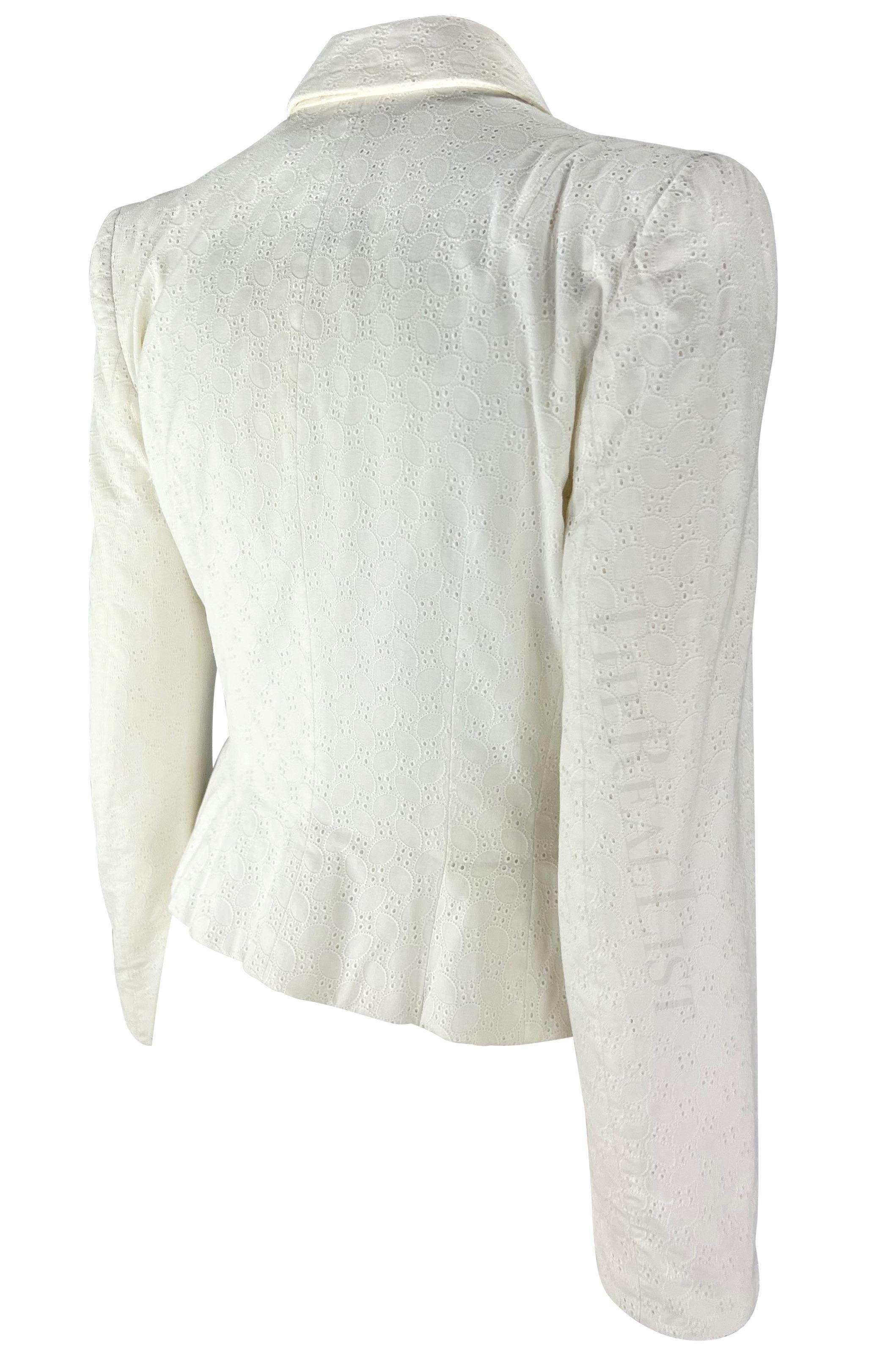 Sie präsentiert einen fabelhaften weißen, bestickten Blazer von John Galliano. Aus seiner vom Ballett inspirierten Frühjahr/Sommer-Kollektion 1996 waren mehrere Stücke auf dem Laufsteg mit ähnlichen Broderie-Anglaise-Stickereien versehen. Die Jacke