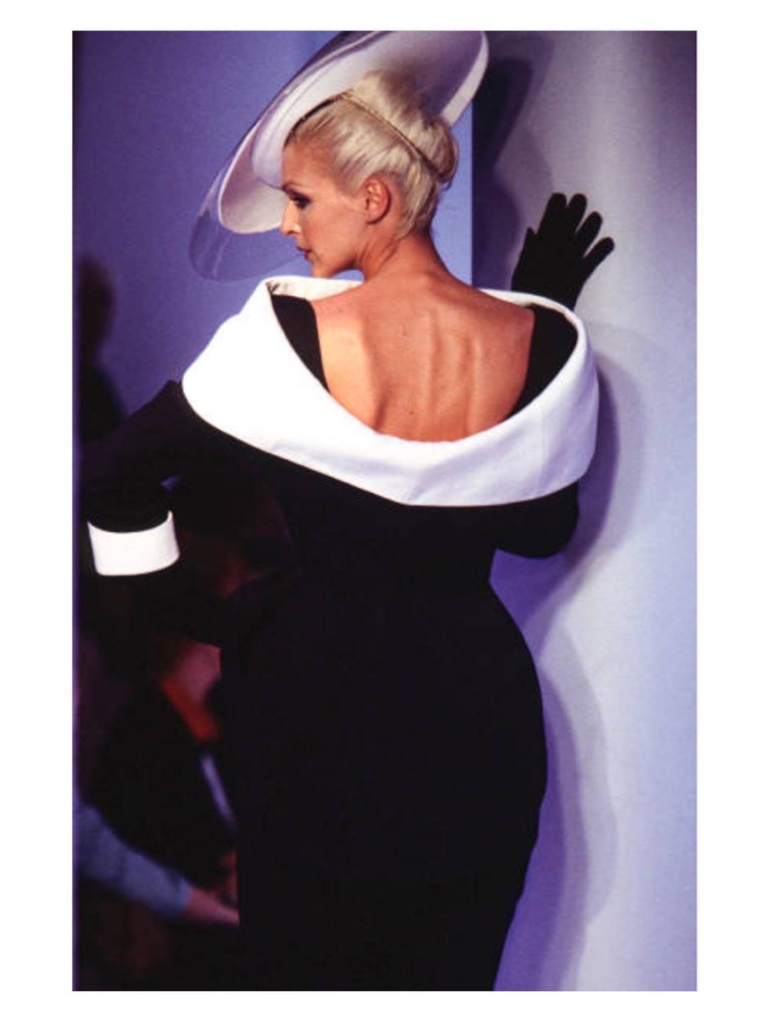 Tailleur jupe de défilé sculptural Thierry Mugler pour le musée, P/E 1996 en vente 1