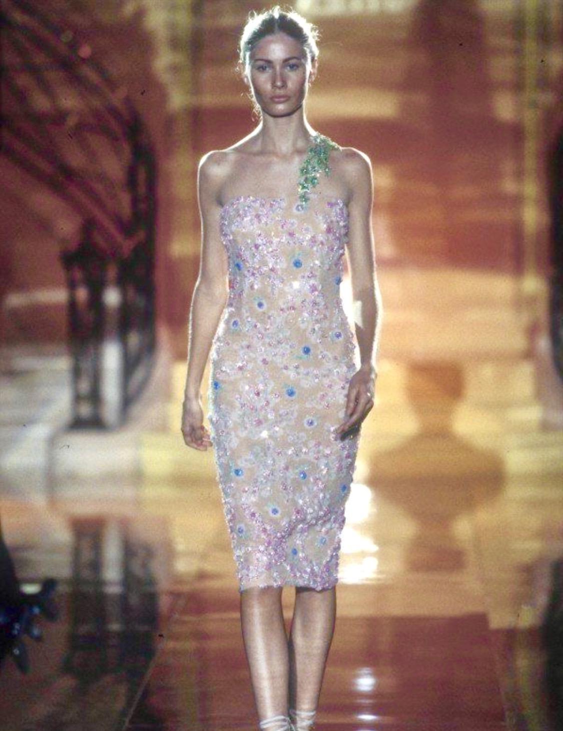 Presentamos un intrincado vestido de Alta Costura Atelier Versace diseñado por Gianni Versace para su última colección de primavera antes de morir. Este vestido se creó para la colección Primavera/Verano 1997 de Atelier Versace y apareció en la