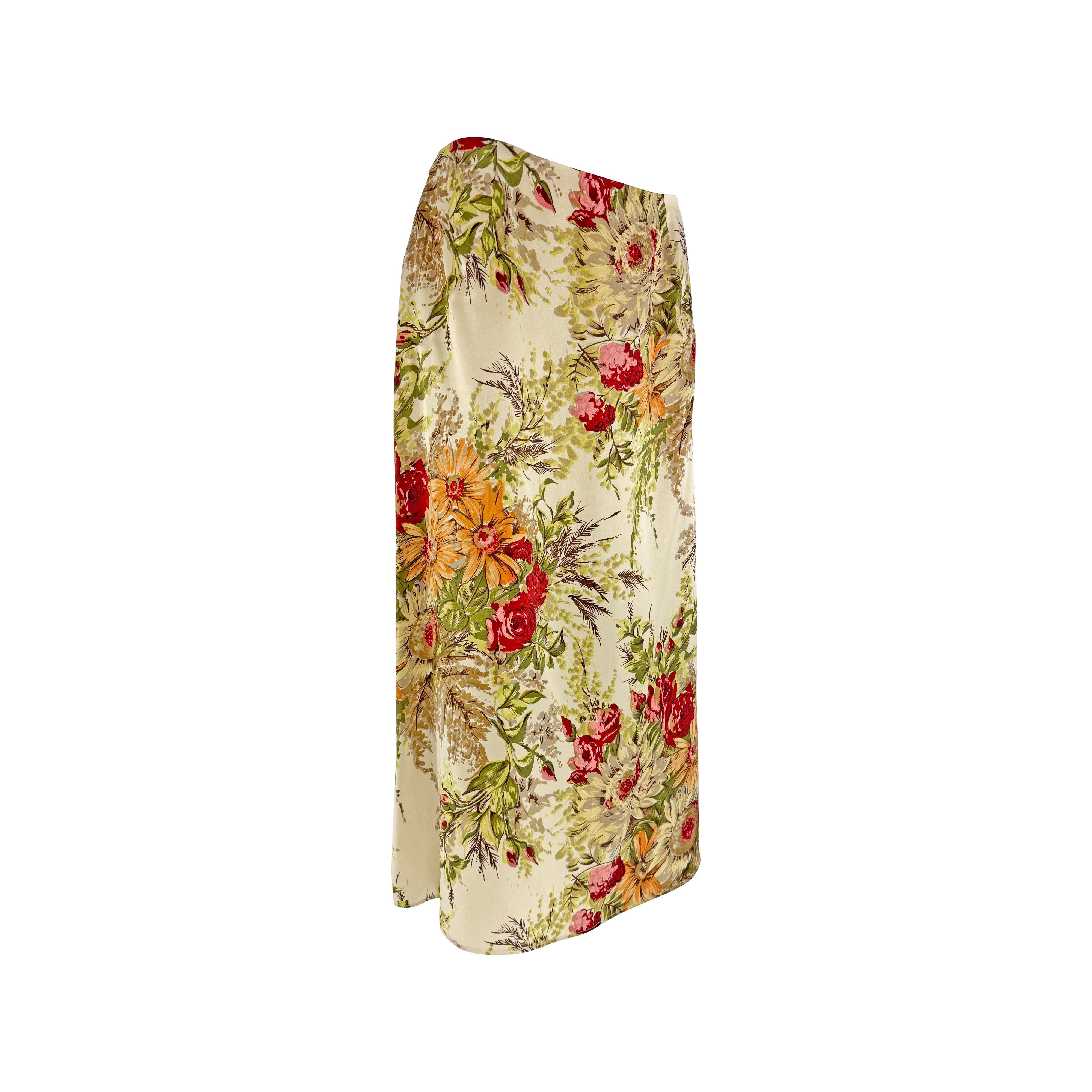 Dalla collezione Primavera/Estate 1997 di Dolce & Gabbana, questa gonna midi in raso beige è ornata da una stampa floreale pittorica con crisantemi, dalie e rose nei toni caldi del rosso, dell'arancione e del verde su uno sfondo marrone