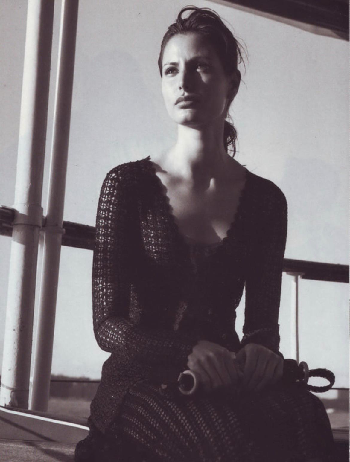 Nous vous présentons un incroyable ensemble de jupes en crochet noir Dolce & Gabbana. Dans la collection printemps/été 1997, des ensembles de jupes en crochet similaires ont fait leur apparition sur les podiums et ont également été mis en valeur