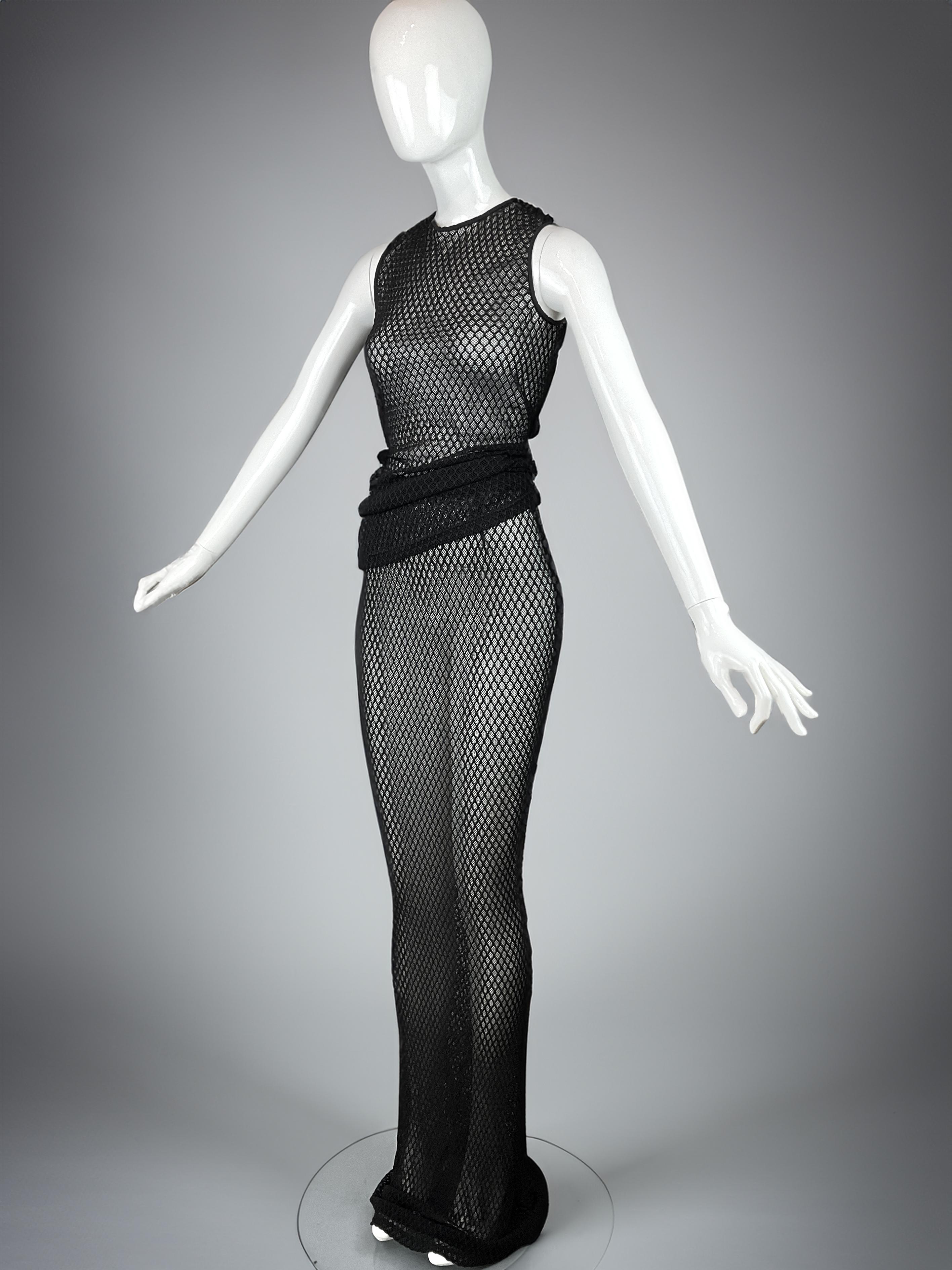 Raro e icónico conjunto de dos piezas de ganchillo negro de Dolce & Gabbana de la colección Primavera/Verano 1997. Un ejemplo destacado de la sensual estética de los 90 de la marca, este conjunto combina la textura transparente con la elasticidad