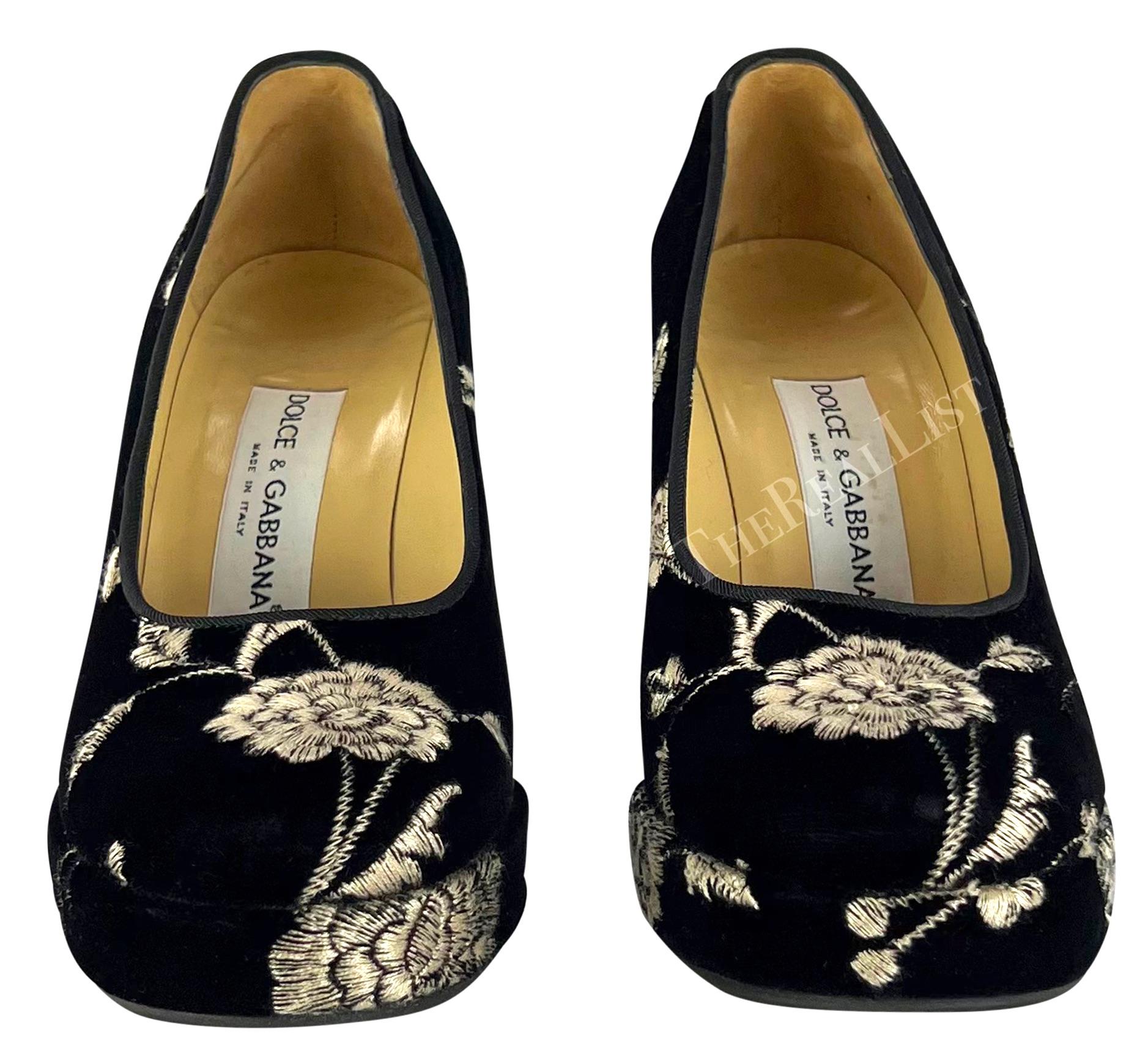 S/S 1997 Dolce & Gabbana Black Velvet Floral Embroidered Chunky Block Heels In Excellent Condition For Sale In West Hollywood, CA