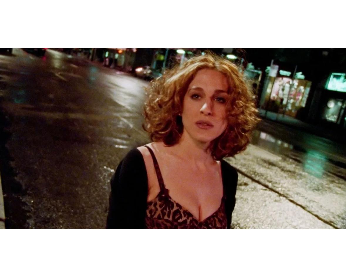 Ti presentiamo un abito sottoveste marrone con stampa ghepardo di Dolce & Gabbana. Questo bellissimo abito della primavera/estate 1997 presenta un busto con stampa ghepardo e una gonna marrone semi trasparente. Indossato da Sarah Jessica Parker