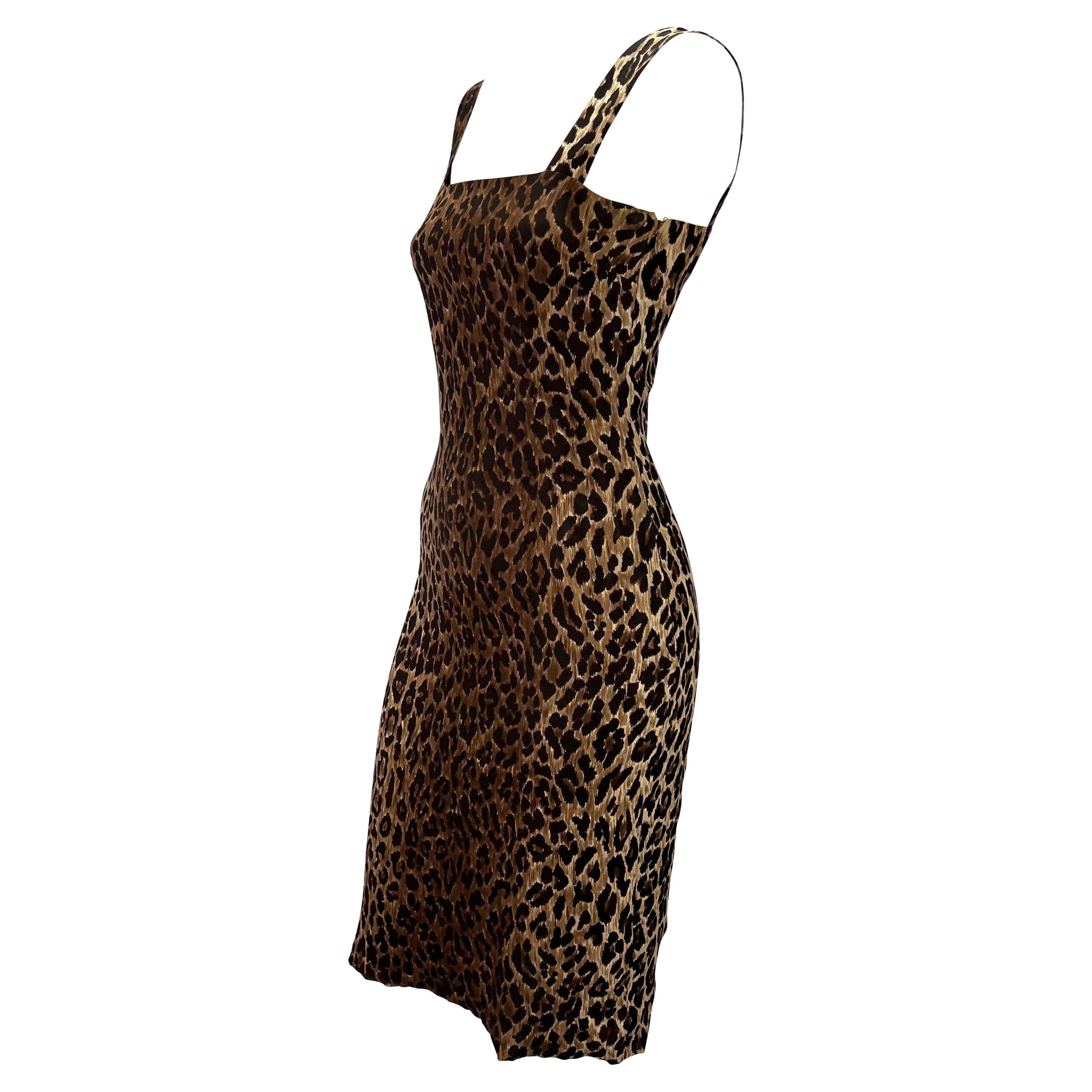 Wir präsentieren ein wunderschönes mittellanges Kleid mit Leopardenmuster von Dolce & Gabbana. Dieses mühelos schicke Slip-Kleid aus der Frühjahr/Sommer-Kollektion 1997 ist aus halbdurchsichtigem Stoff mit dem Leopardenmuster der Saison gefertigt.