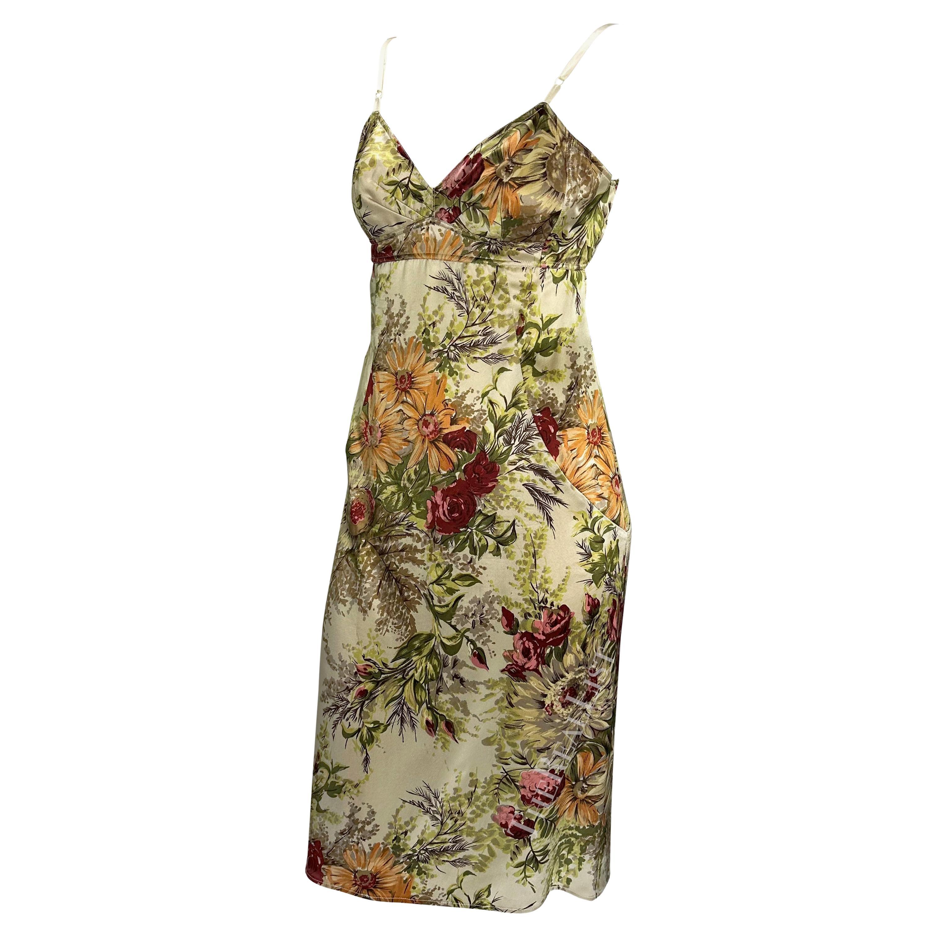 Wir präsentieren ein atemberaubendes geblümtes Seidenkleid von Dolce & Gabbana. Dieses Kleid aus der Frühjahr/Sommer-Kollektion 1997 zeichnet sich durch ein kühnes Blumenmuster und ein halb rückenfreies Design aus. Ergänzen Sie Ihre Sammlung mit