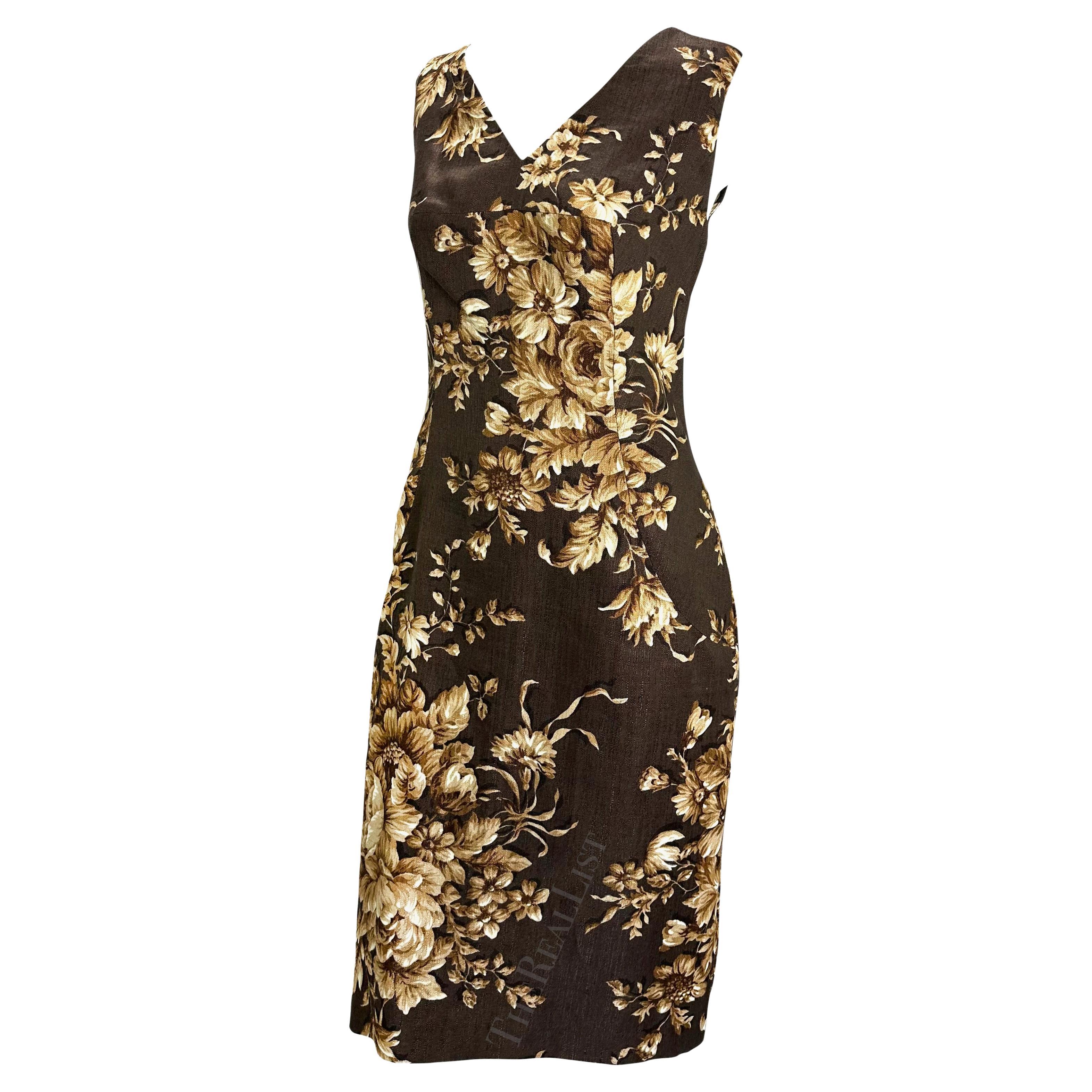 Ich präsentiere ein fabelhaftes braunes, geblümtes, ärmelloses Kleid von Dolce und Gabbana. Dieses Kleid aus der Frühjahr/Sommer-Kollektion 1997 ist mit einem Blumenmuster bedruckt, das auf dem Laufsteg der Saison häufig zu sehen war.

Ungefähre