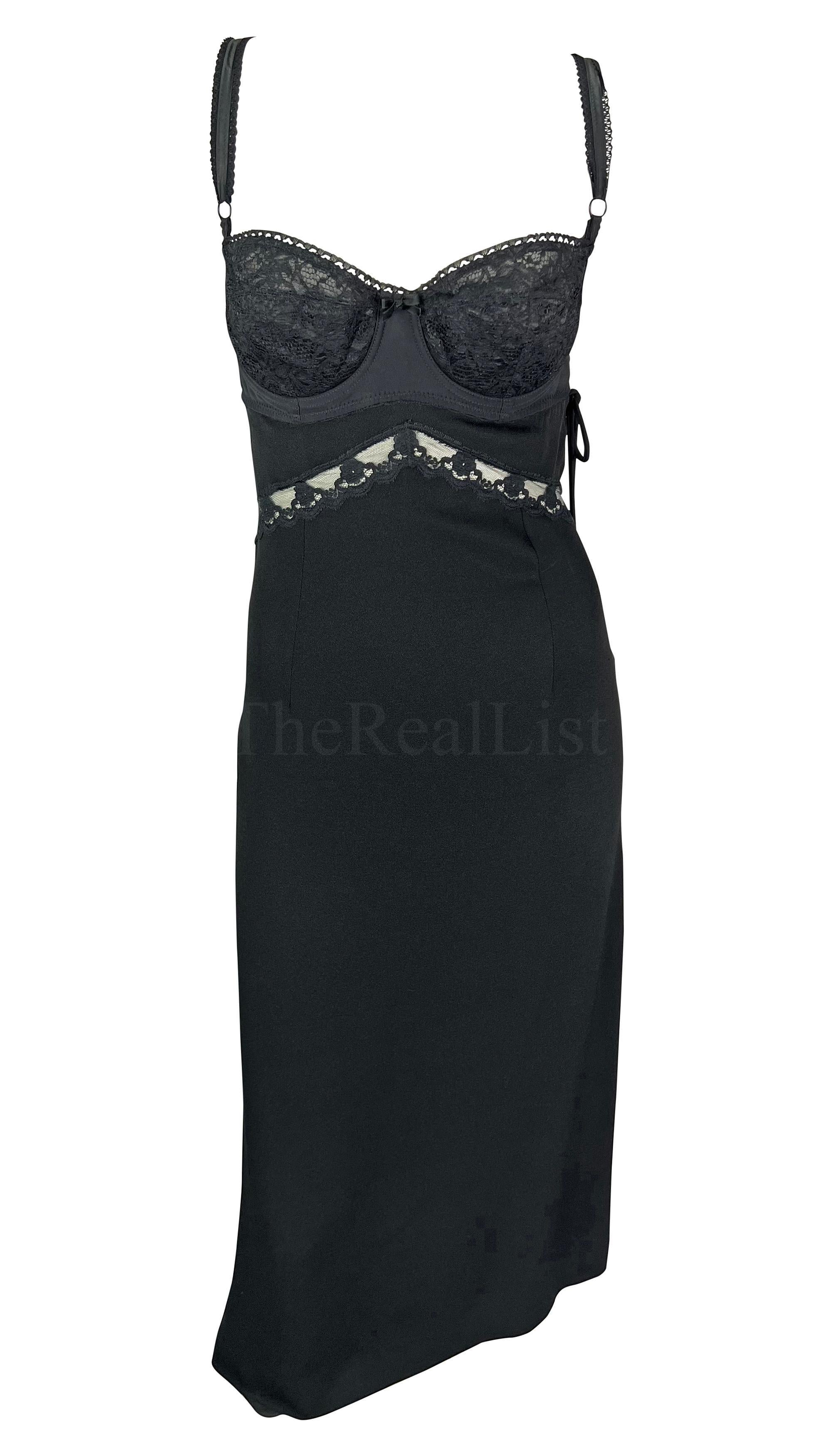 Te presentamos un sexy vestido negro con detalles de encaje de Dolce & Gabbana. De la Primavera/Verano de 1997, este precioso vestido se sitúa perfectamente entre la lencería y un vestidito negro. Este vestido no tan inocente da la ilusión de un