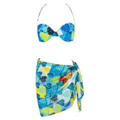 Collection printemps-été 1997 : ensemble 3 pièces Gianni Versace composé d'un bikini et d'une jupe paréo à imprimé « cœur » bleu de style pop art