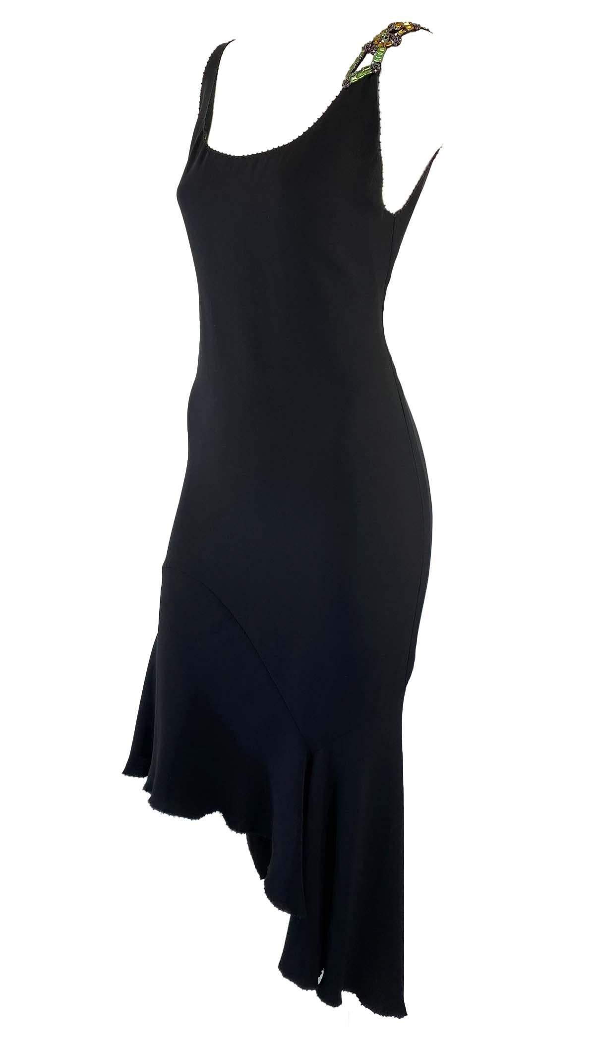 Collectional présente une petite robe noire embellie, conçue par Gianni Versace pour sa collection printemps/été 1997. Cette pièce rare a été fortement influencée par le défilé de haute couture de la saison et n'est pas apparue sur le défilé de