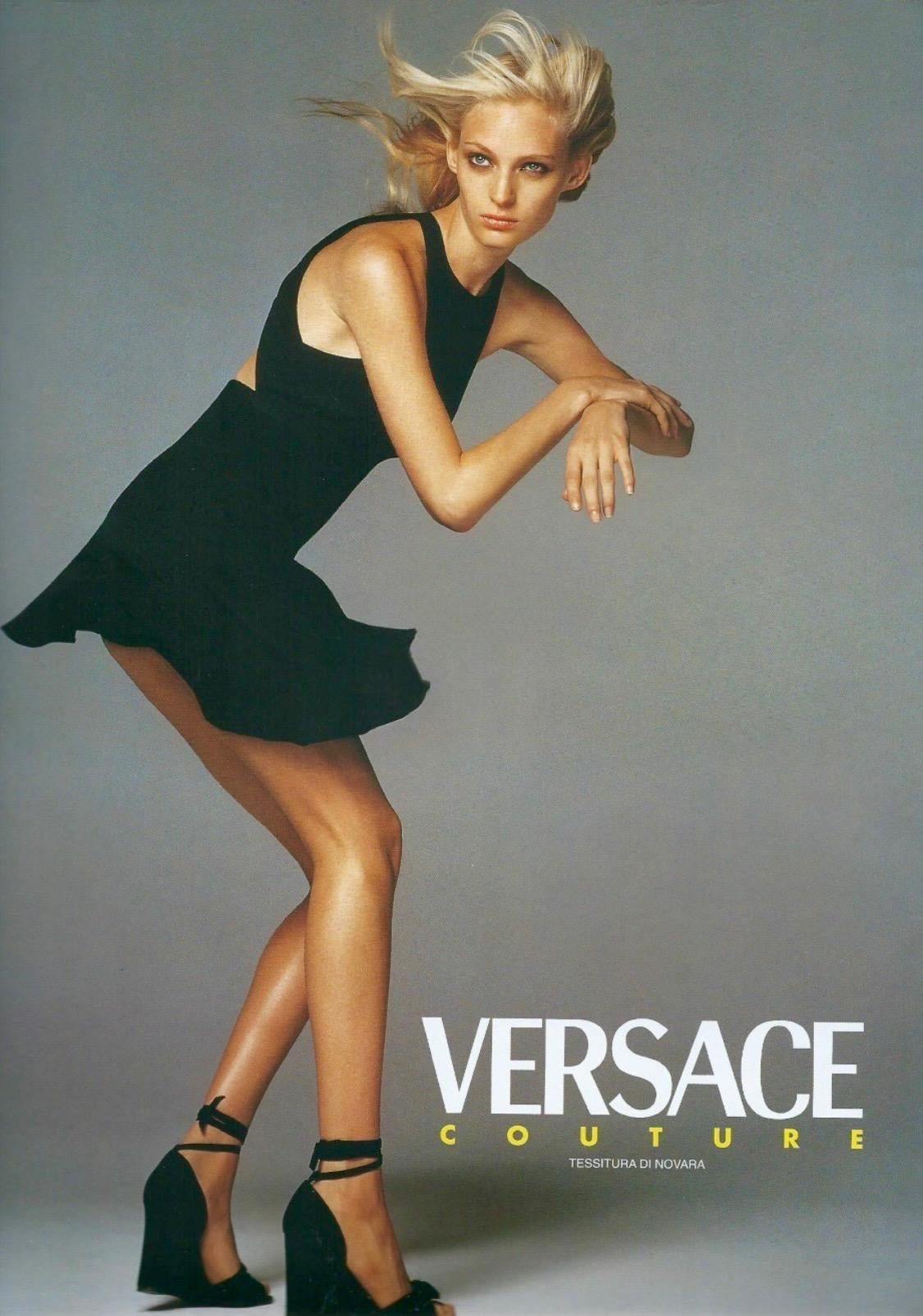 Présentation d'une robe Gianni Versace Couture en soie marine, conçue par Gianni Versace. Issue de la collection printemps/été 1997, cette robe a été présentée en tant que look 50 lors du défilé de la saison sur Amber Valletta et de la campagne