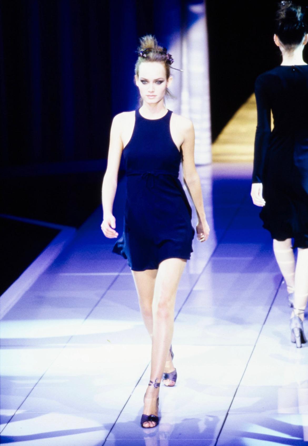 P/E 1997 Gianni Versace Couture Runway Ad Navy Silk Backless Tie Flare Dress In condizioni ottime in vendita a West Hollywood, CA