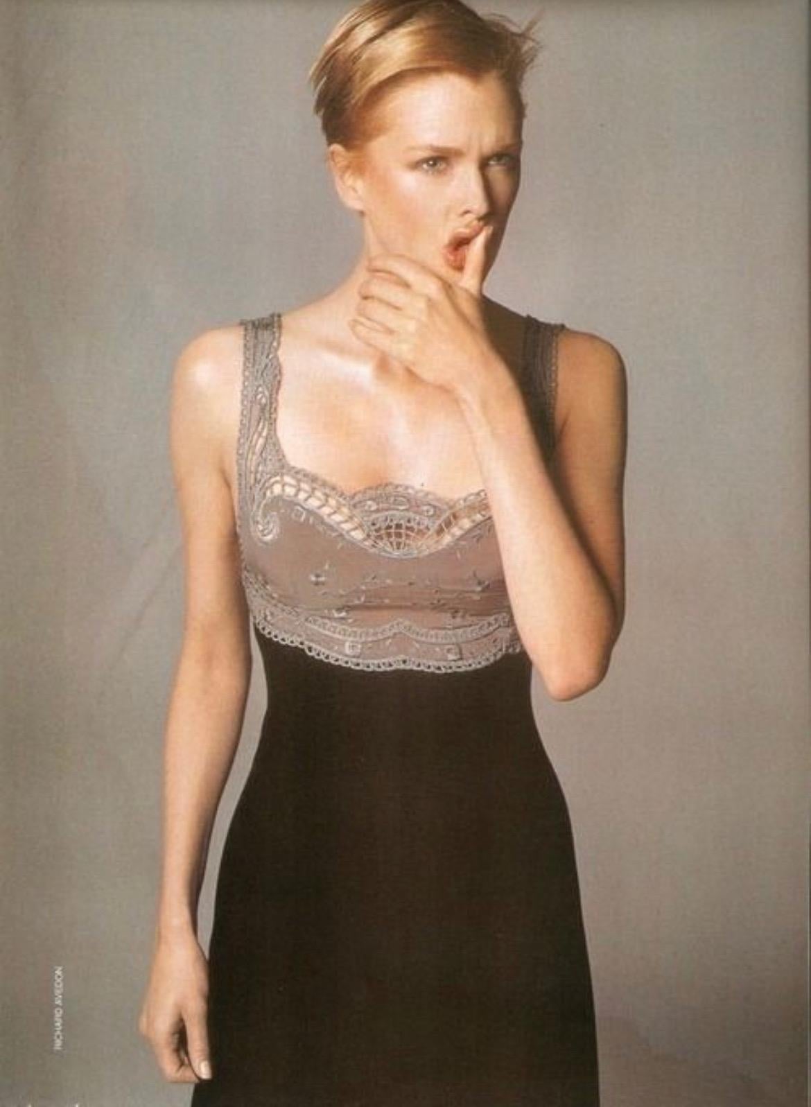 Noir S/S 1997 Gianni Versace Couture Runway - Robe brodée de dentelle grise en vente