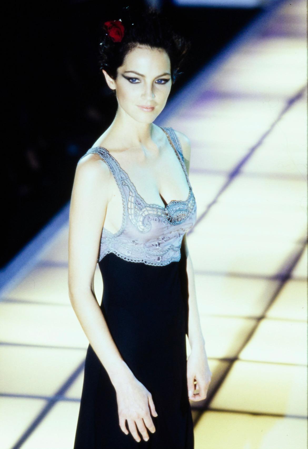 S/S 1997 Gianni Versace Couture Runway - Robe brodée de dentelle grise en vente 1