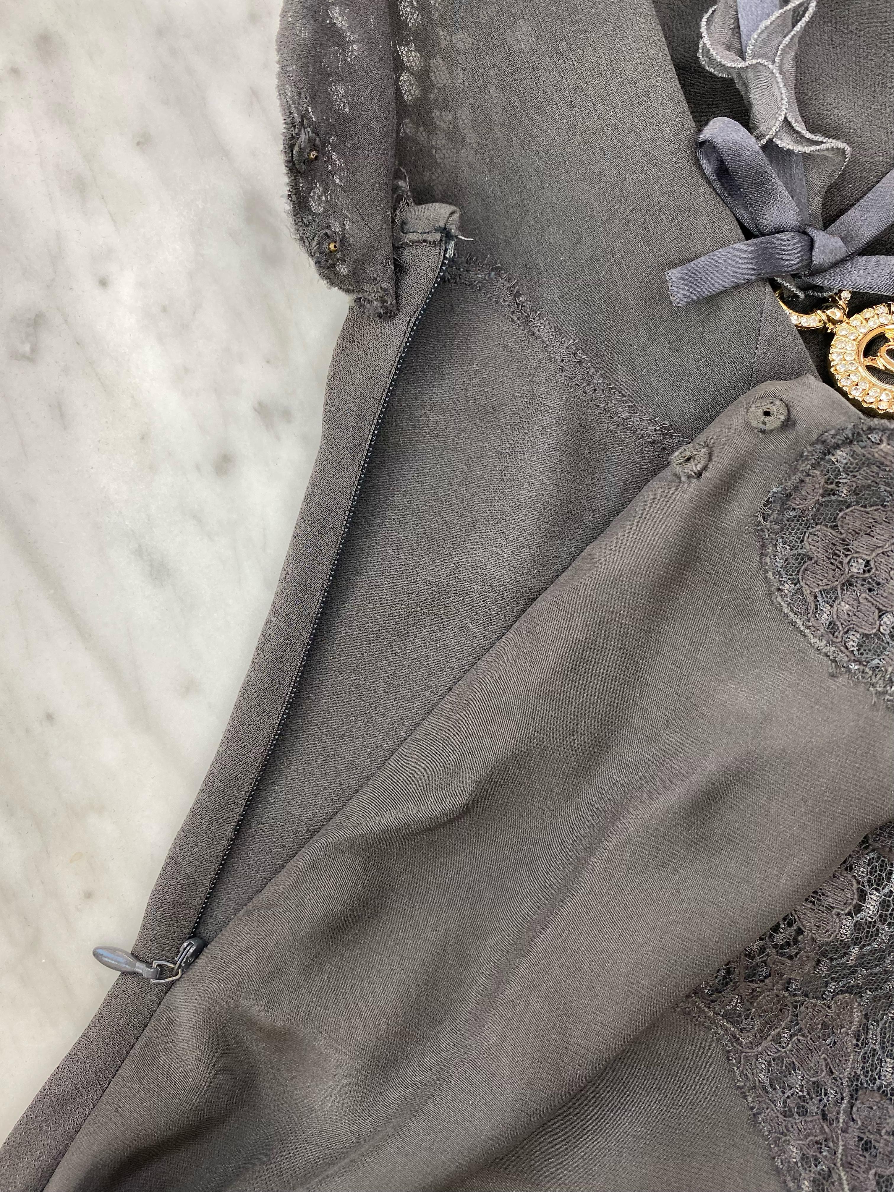 S/S 1997 Gianni Versace Finale Naomi Campbell Robe en dentelle grise avec bretelle à logo en vente 5