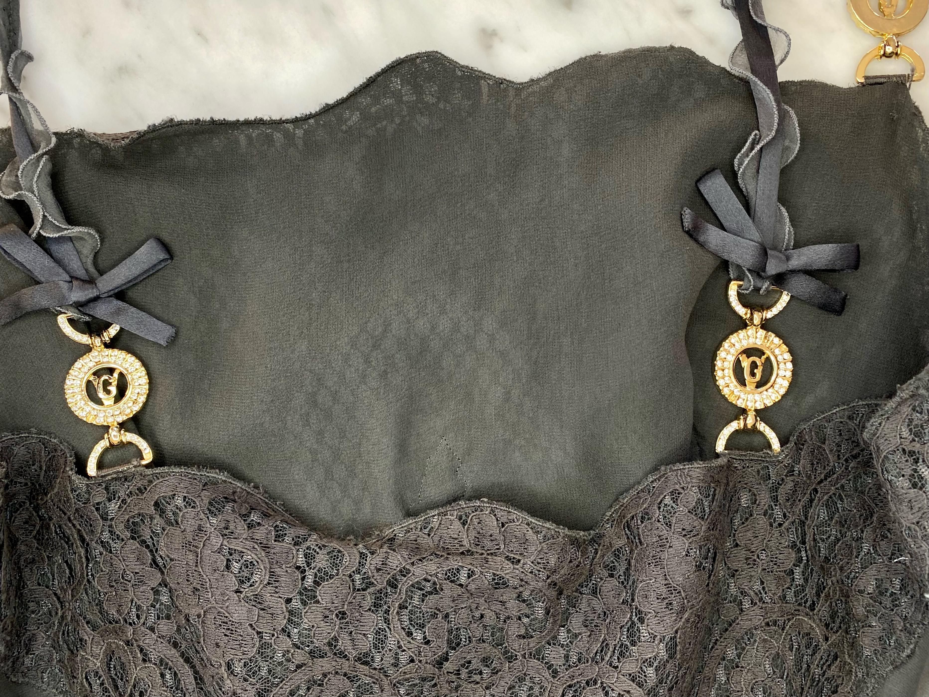 P/E 1997 Gianni Versace Finale Naomi Campbell Abito in pizzo grigio con cinturino logo in vendita 3