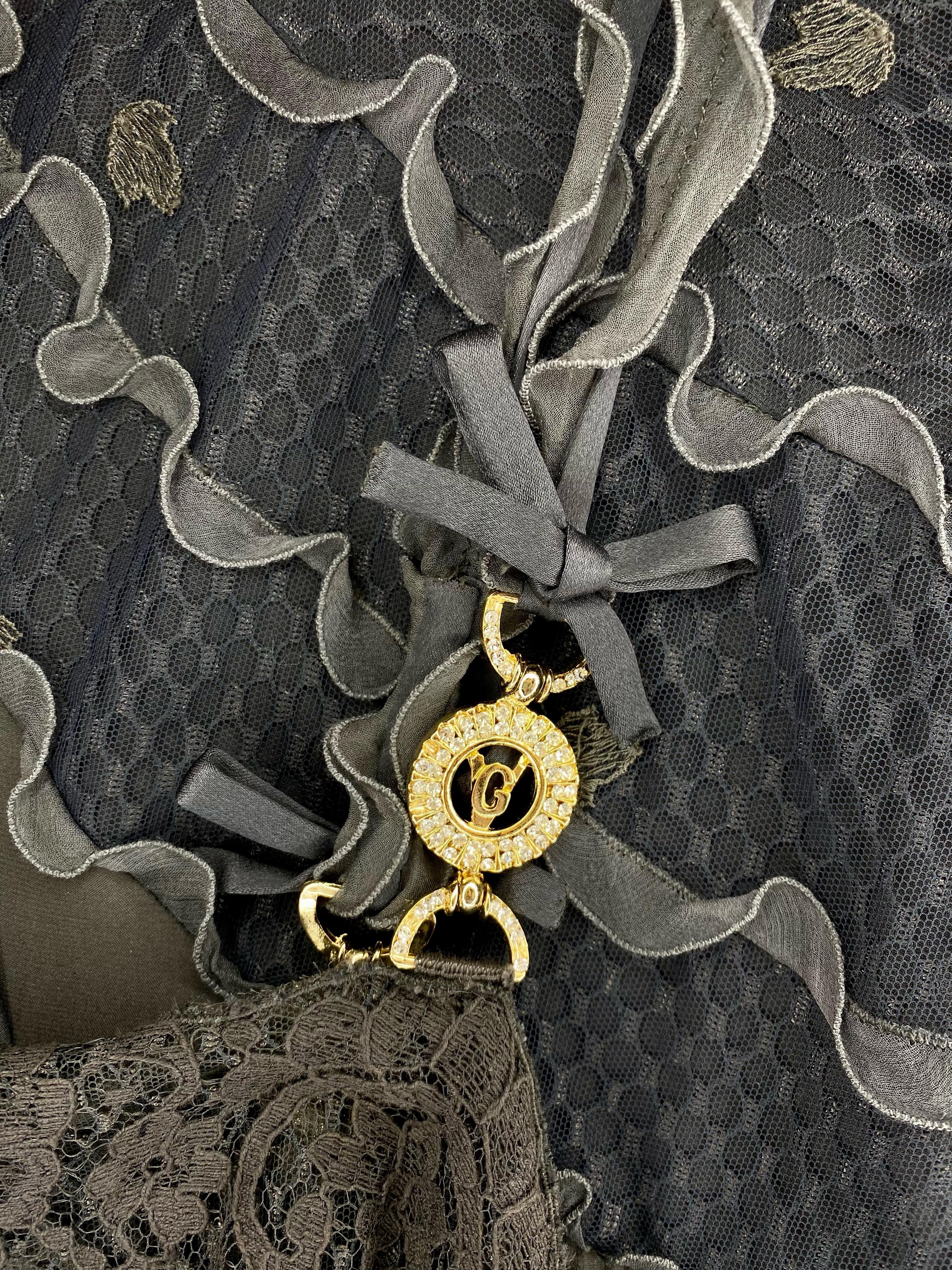 P/E 1997 Gianni Versace Finale Naomi Campbell Abito in pizzo grigio con cinturino logo in vendita 5