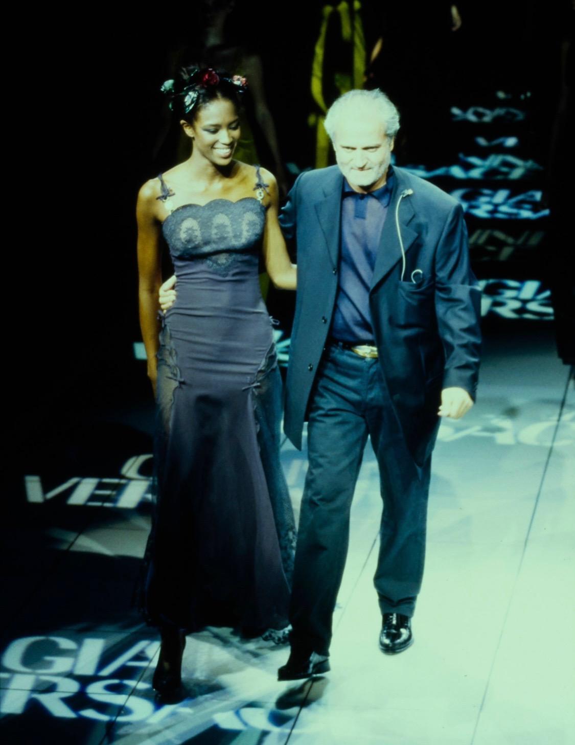 Présentation du grand final du défilé printemps-été 1997 de Gianni Versace. Cette robe a fait ses débuts sur Naomi Campbell, qui a défilé avec Gianni pour clôturer sa dernière collection de printemps. Les volants, les rubans, les nœuds et la