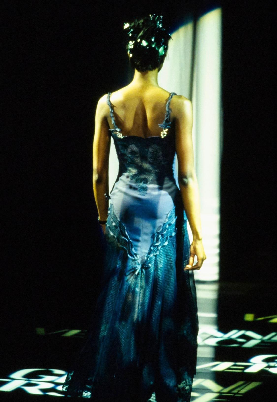 S/S 1997 Gianni Versace Finale Naomi Campbell Robe en dentelle grise avec bretelle à logo en vente 2