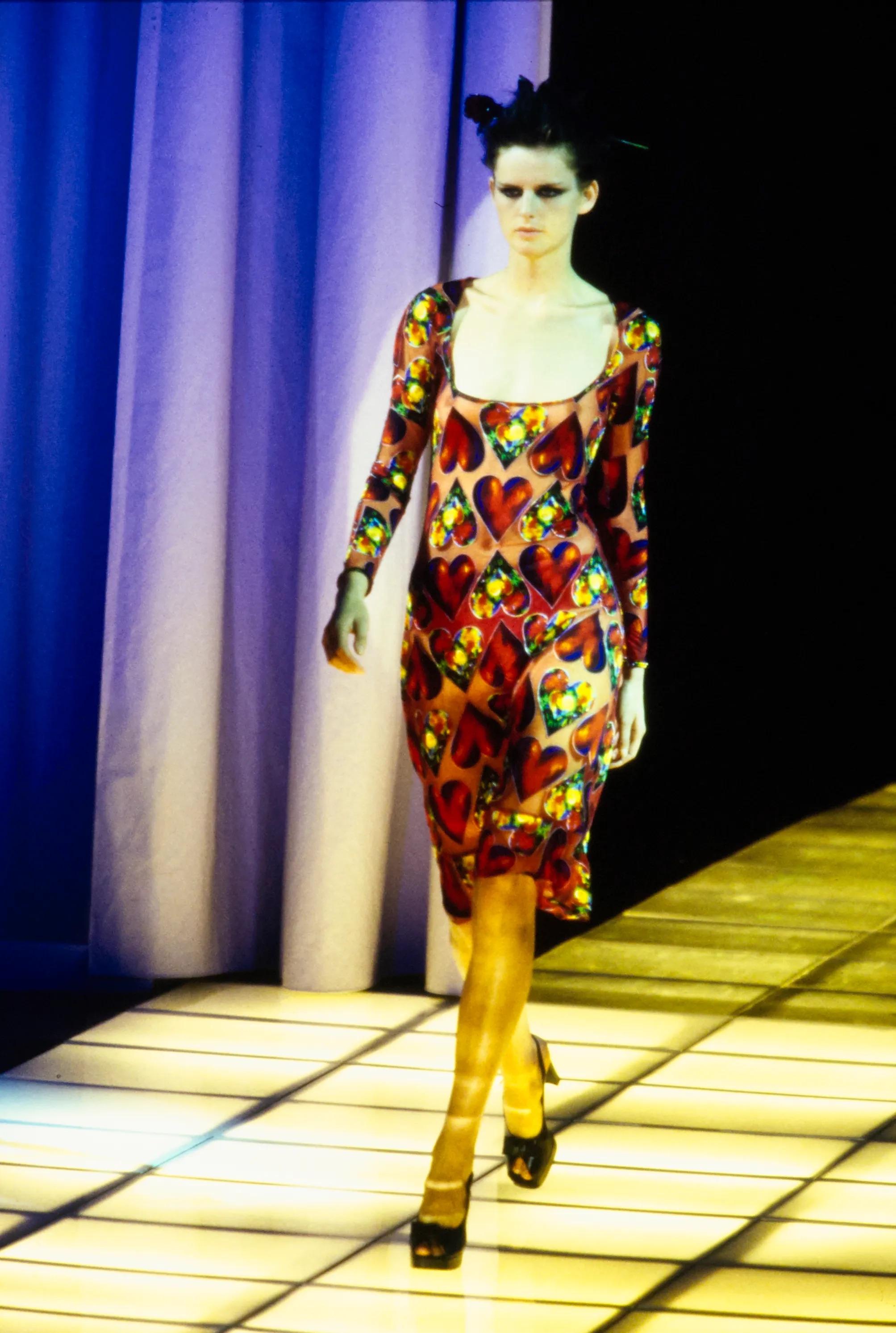 Voici une fabuleuse robe rouge en tissu imprimé cœur de Gianni Versace, créée par Gianni Versace. Issue de la collection printemps-été 1997, cette robe a fait ses débuts sur le podium de la saison en tant que look 30, portée par Stella Tennant. Doté