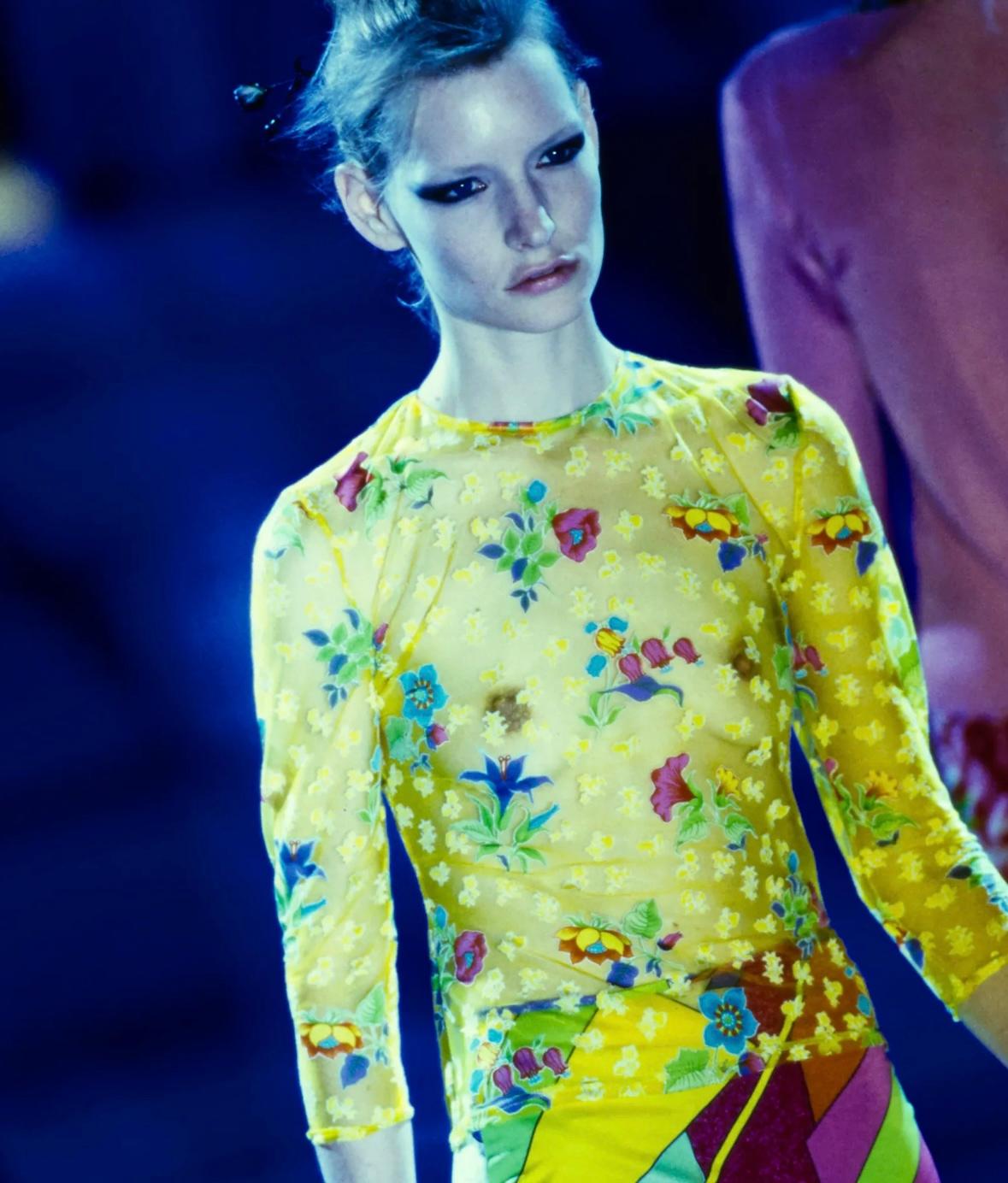 Giallo P/E 1997 Gianni Versace - Top a maniche lunghe in maglia gialla brillante e floreale in vendita