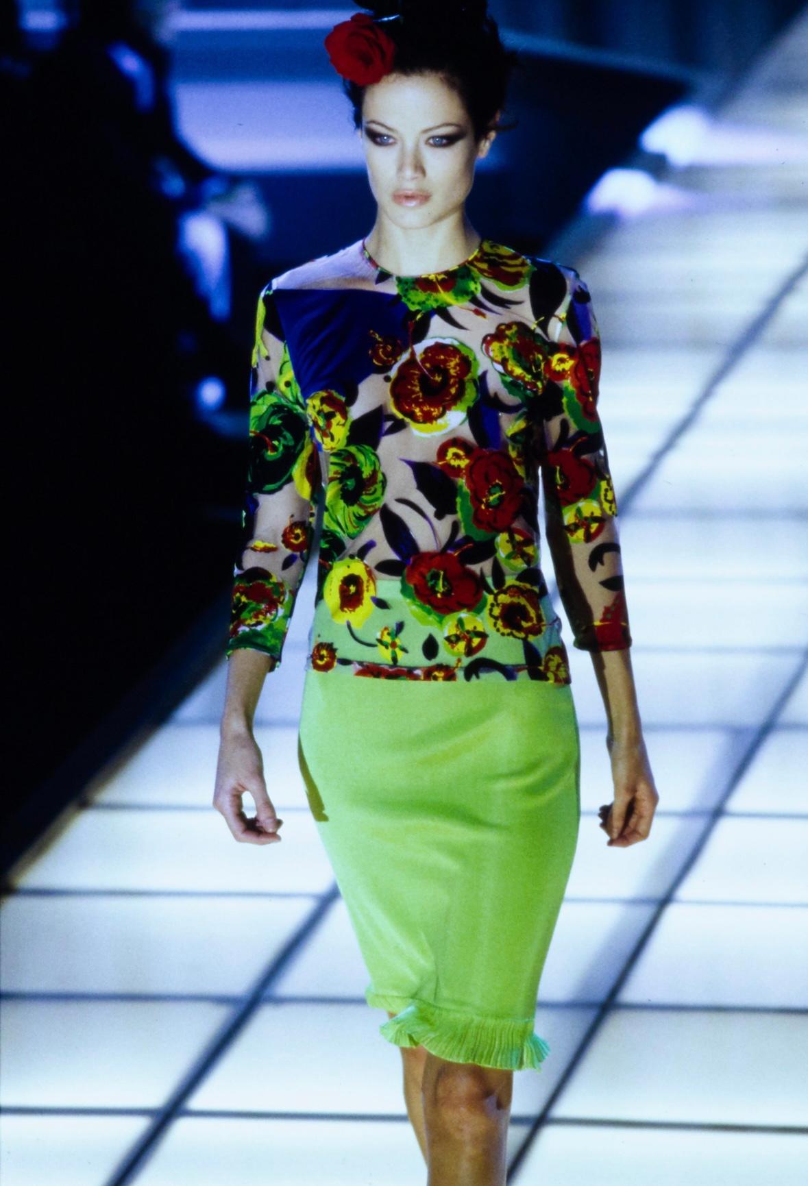 Wir präsentieren ein fabelhaftes Gianni Versace Hemd mit Blumenmuster, entworfen von Gianni Versace. Dieses Oberteil aus der Frühjahr/Sommer-Kollektion 1997 wurde erstmals auf dem Laufsteg als Teil des Looks 33 von Carolyn Murphy präsentiert. Dieses