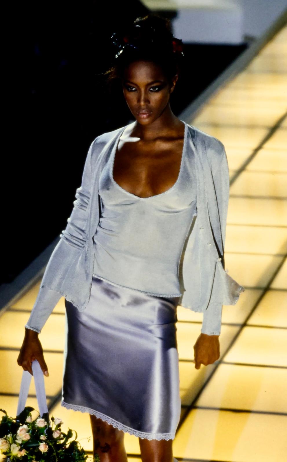 Issu de la collection printemps/été 1997, ce haut en maille de Gianni Versace a fait ses débuts sur le défilé de la saison dans le look 32 en gris de Naomi Campbell. Le cardigan noir assorti, tel qu'il a été vu sur le podium, est également
