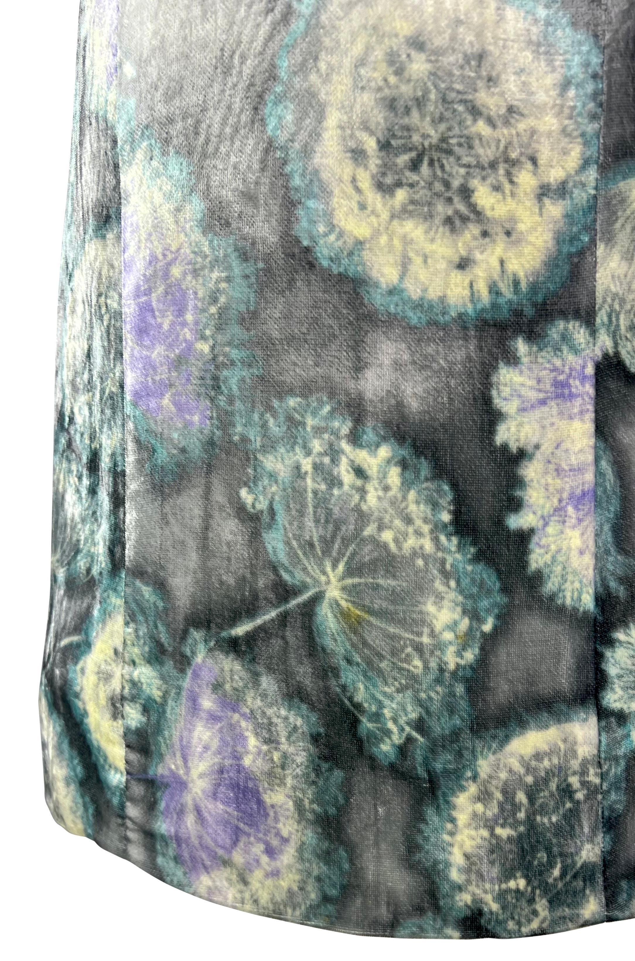 Voici une fabuleuse robe Gianni Versace à imprimé pissenlit argenté, conçue par Gianni Versace. Issue de la collection printemps-été 1997, cette robe est entièrement réalisée en velours argenté chatoyant avec un imprimé audacieux de pissenlits.