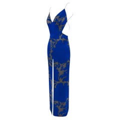 Collezione Primavera/Estate 1997 di Giorgio Armani – Abito da passerella in raso blu a fiori, con spalle scoperte e spacco, IT42