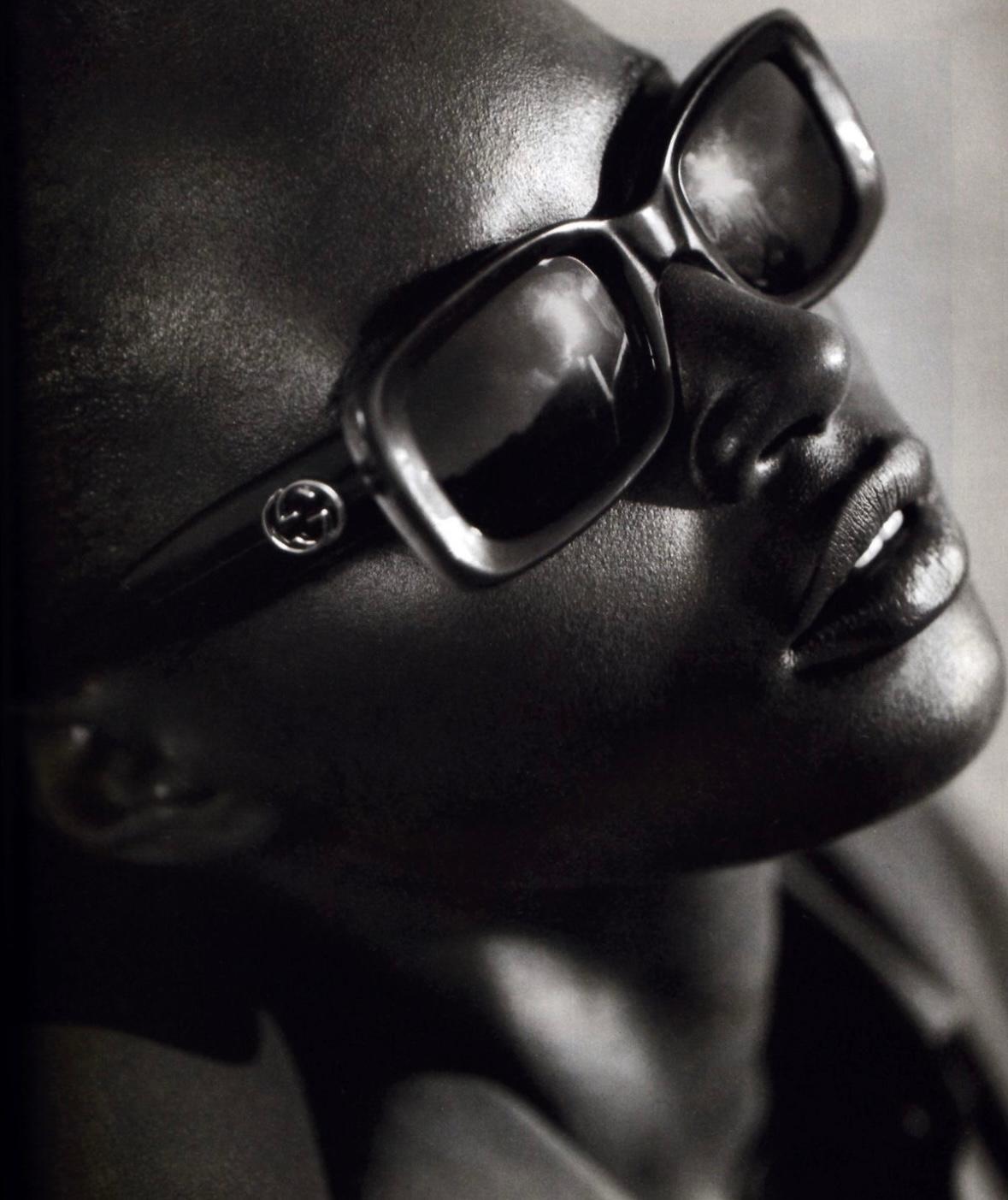 Diese schicke ovale Gucci-Sonnenbrille in Blau-Metallic aus der Frühjahr/Sommer-Kollektion 1997, entworfen von Tom Ford, erschien in der Werbekampagne der Saison für Kiara Kabukuru, die von Mario Testino fotografiert wurde. Die Brille hat hellblaue