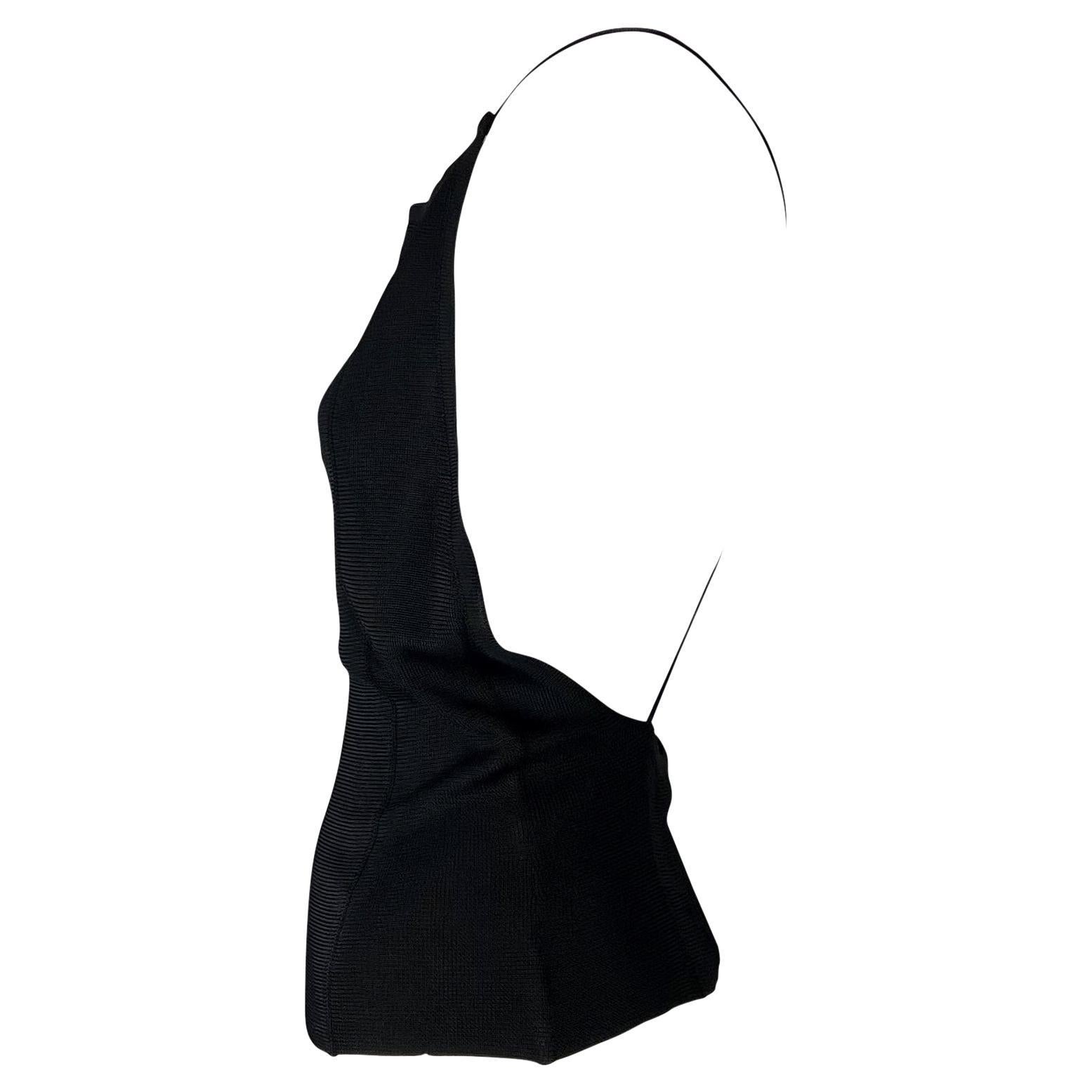 Wir präsentieren ein umwerfendes schwarzes rückenfreies Gucci-Top, entworfen von Tom Ford. Dieses gestrickte Viskose-Top aus der Frühjahr/Sommer-Kollektion 1997 hat einen weiten Rundhalsausschnitt, Spaghettiträger und einen offenen Rücken. Die