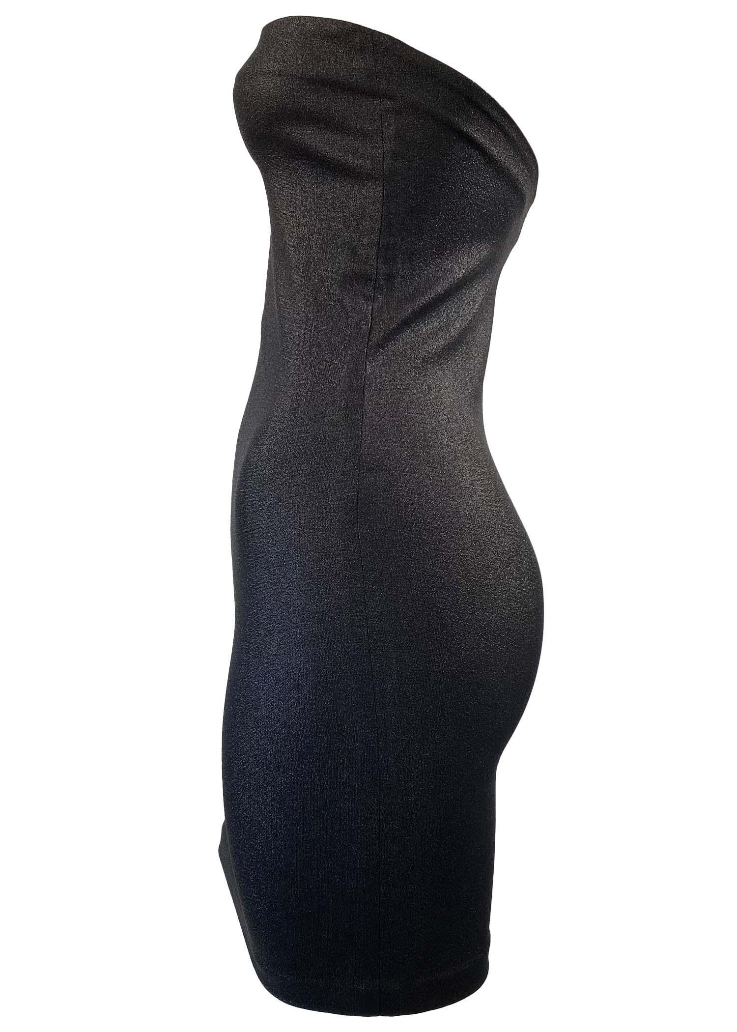 Presentamos un minivestido tubo metálico negro/gris de largo medio diseñado por Tom Ford para Gucci. Este vestido debutó con el número 64 en la pasarela de Primavera/Verano de 1997. Haz tuyo este vestido peinándolo con un fruncido en la cintura o