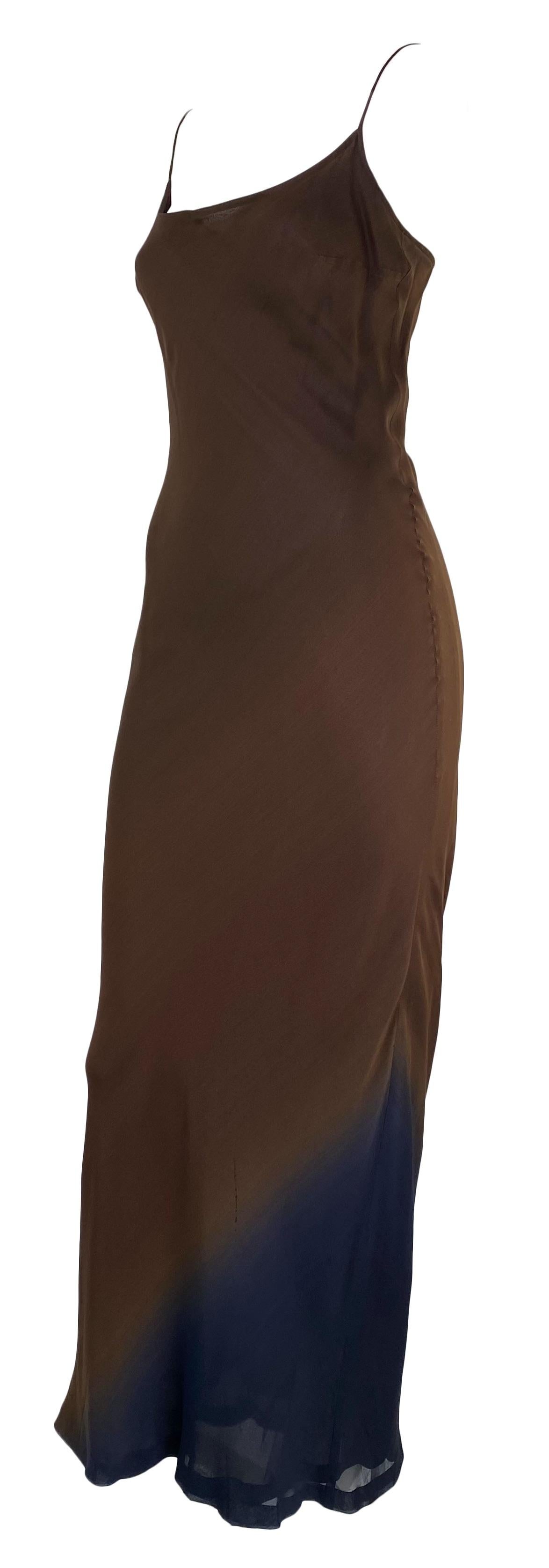 Wir präsentieren ein Ombré-Kleid aus brauner und blauer Seide, entworfen von Tom Ford für die Gucci Frühjahr/Sommer-Kollektion 1997. Dieses Stück repräsentiert die schlichte Eleganz und Sinnlichkeit, die Ford als Kreativdirektor in das Haus Gucci
