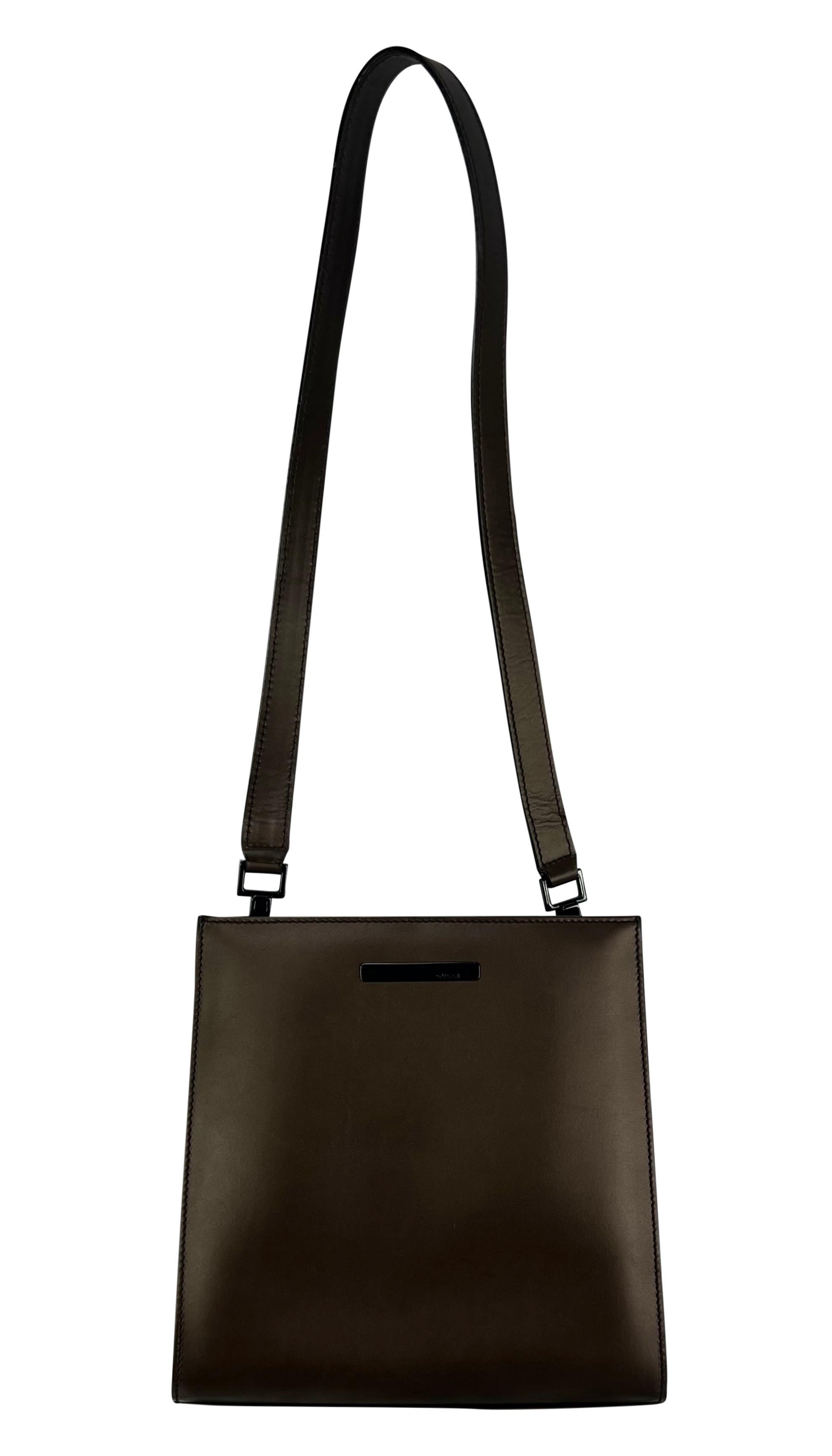 Este bolso cruzado de piel metalizada de la colección Primavera/Verano 1997 de Gucci by Tom Ford es una pieza versátil. Presenta un diseño elegante con una función convertible: utilízala con el asa superior estructurada o como bandolera con la