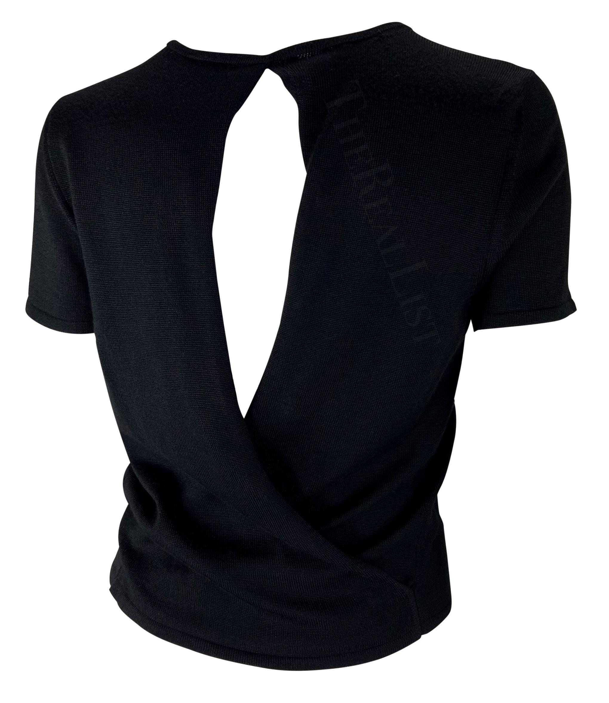 Wir präsentieren ein schwarzes Gucci-T-Shirt, entworfen von Tom Ford. Dieses Oberteil aus der Frühjahr/Sommer-Kollektion 1997 ist mit perforierten Details versehen und wird am Rücken gewickelt, wodurch eine Öse entsteht, die den Rücken freilegt.
