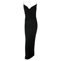 P/E 1997 Gucci by Tom Ford: abito nero scollato e scivolato con cappuccio