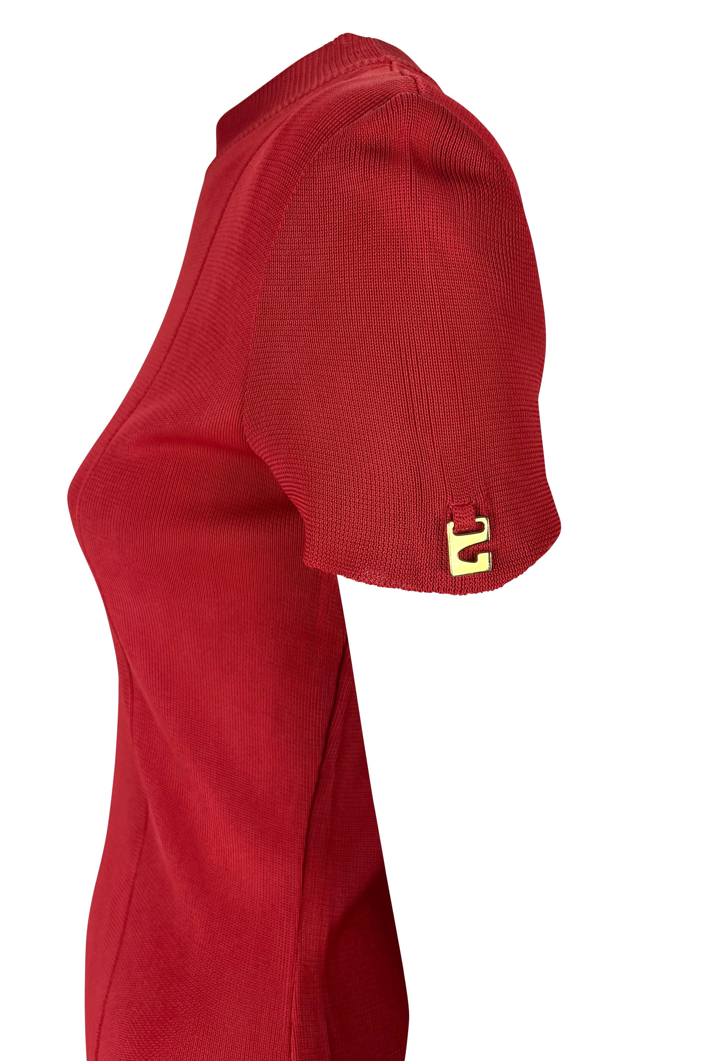 Wir präsentieren ein leuchtend rotes Strickoberteil von Gucci, entworfen von Tom Ford. Dieses Stretch-T-Shirt aus der Frühjahr/Sommer-Kollektion 1997 ist aus gestrickter Viskose gefertigt und hat einen Rundhalsausschnitt. Das Oberteil ist mit einem