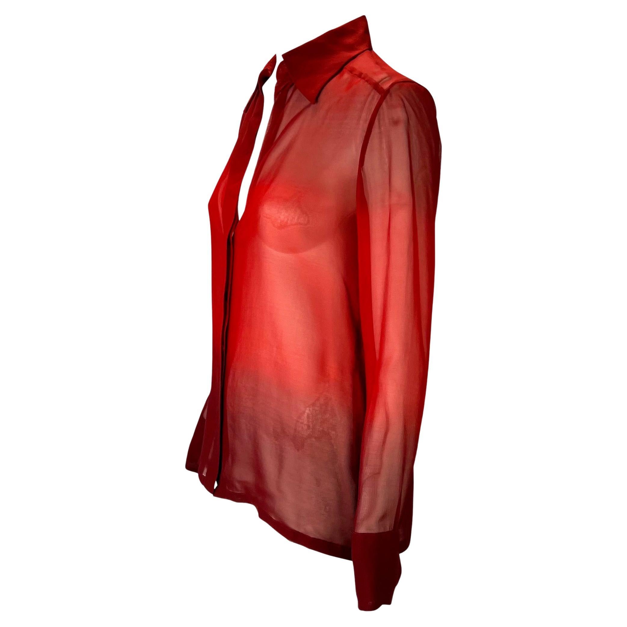 Wir präsentieren ein wunderschönes durchsichtiges Ombré-Hemd, das Tom Ford für die Frühjahr/Sommer-Kollektion 1997 von Gucci entworfen hat. Der Knopfverschluss endet etwa auf halber Höhe der Vorderseite und sorgt für einen tiefen Ausschnitt. Schick