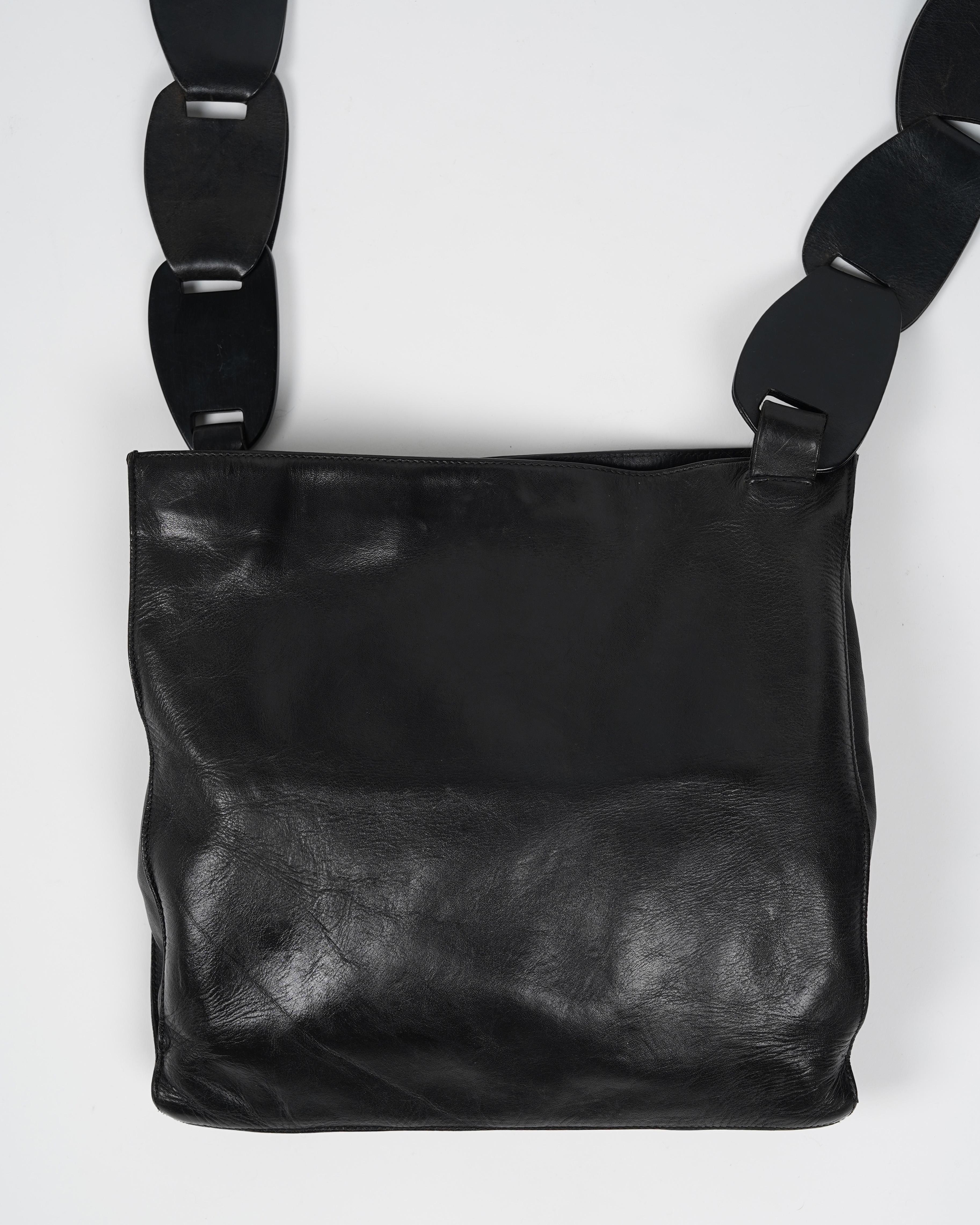 Women's S/S 1997 Gucci by Tom Ford Runway Black Leather Wood Chain Link Large Bucket Bag