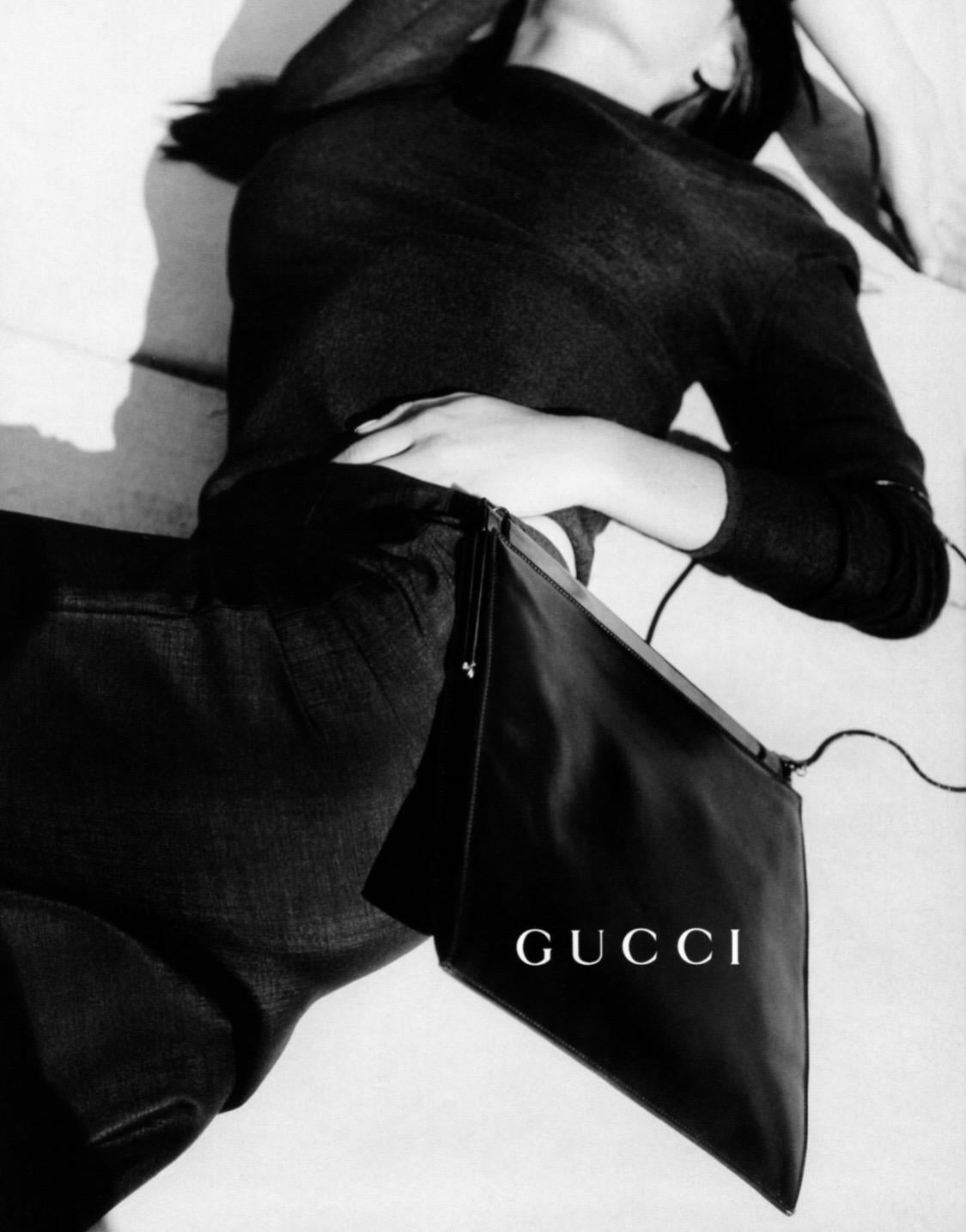 Die von Tom Ford für die Frühjahr/Sommer-Kollektion 1997 von Gucci entworfene Umhängetasche aus Leder wird vorgestellt. Diese Tasche wurde erstmals auf dem Laufsteg präsentiert und war auch in der Werbekampagne der Saison zu sehen, die von Mario