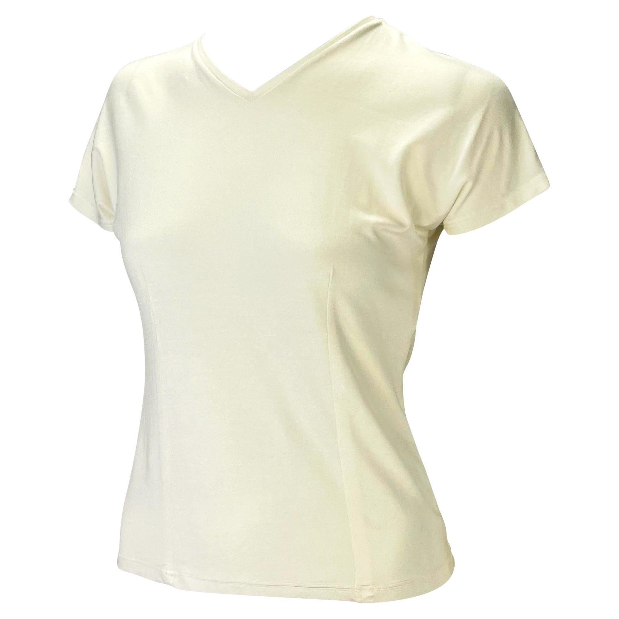 Ein T-Shirt mit minimalem V-Ausschnitt, entworfen von Tom Ford für die Frühjahr/Sommer-Kollektion 1997 von Gucci. Der taillierte Schnitt sorgt für eine körpernahe Silhouette und die Mischung aus Viskose und Elasthan sorgt dafür, dass das Shirt