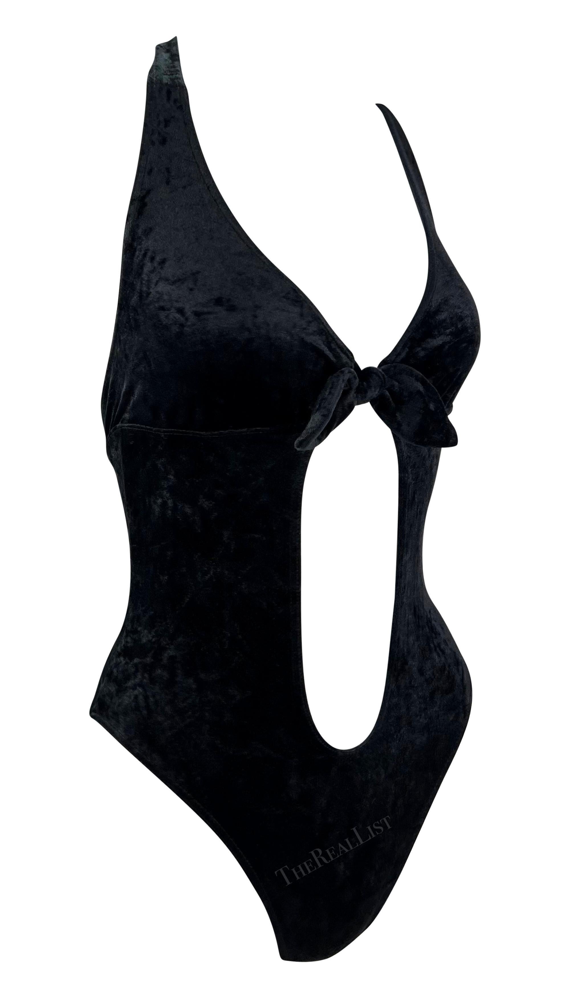 Voici un fabuleux body une pièce en velours noir de Paco Rabanne. Issue de la collection printemps/été 1997, cette pièce a fait ses débuts sur le podium de la saison. Cette pièce unique ultra-chic est dotée d'un dos nu, d'un dos semi-exposé et d'un