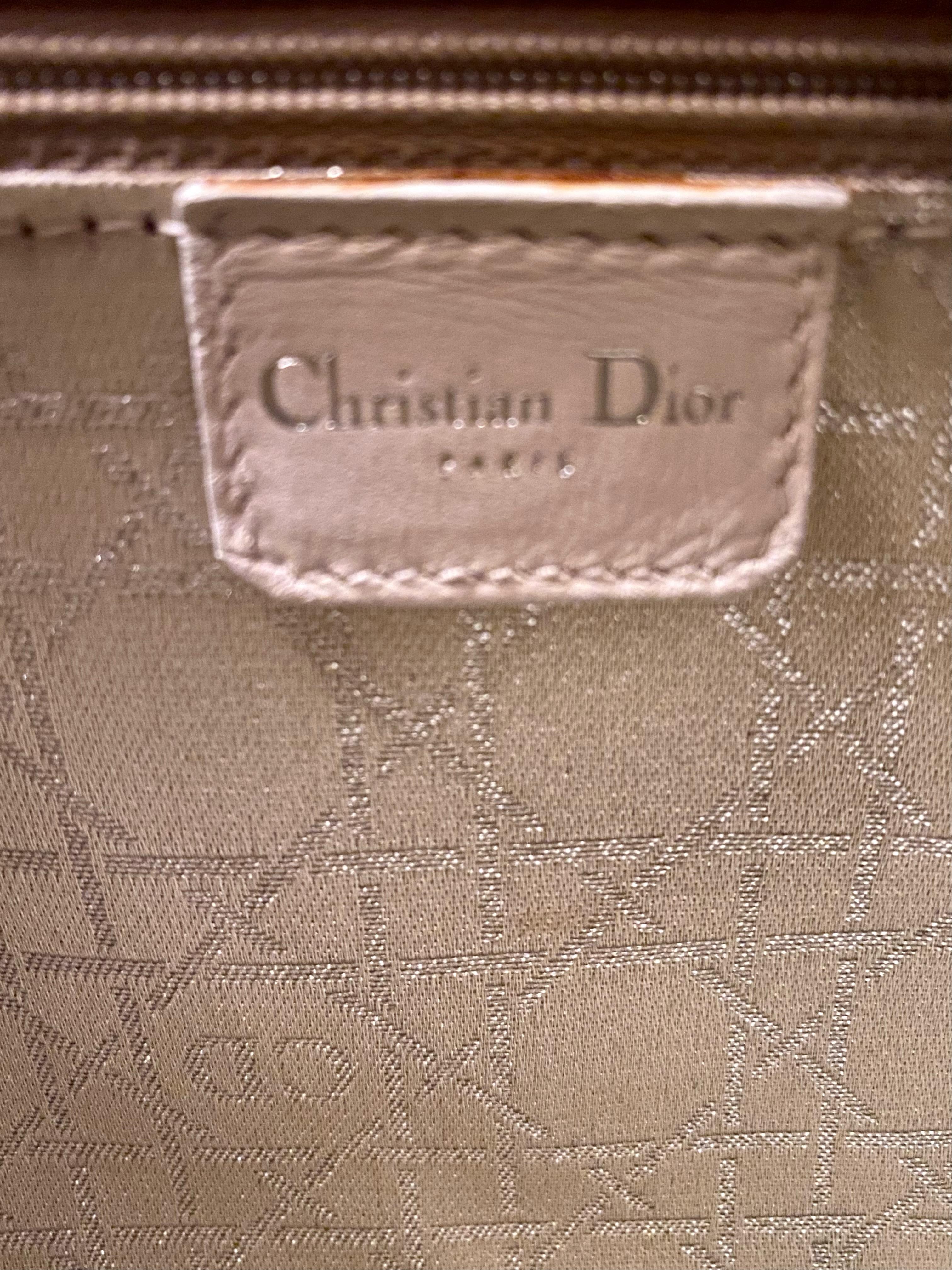 F/S 1998 Christian Dior by John Galliano Rote Herrentasche aus Samt mit Fransen und Metallgriff im Angebot 5